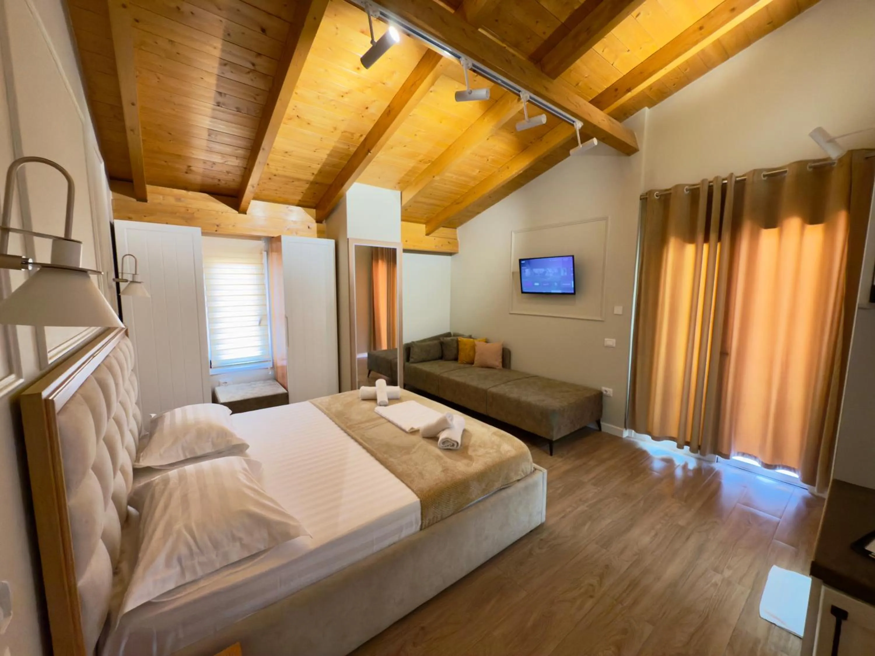 Communal lounge/ TV room, Bed in Arial Penthouse Suites