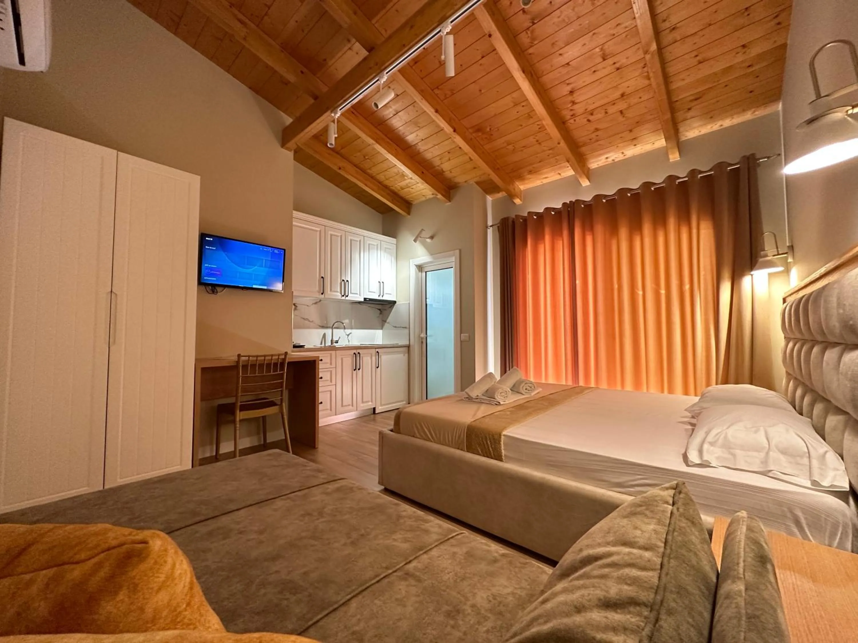 Communal lounge/ TV room, Bed in Arial Penthouse Suites