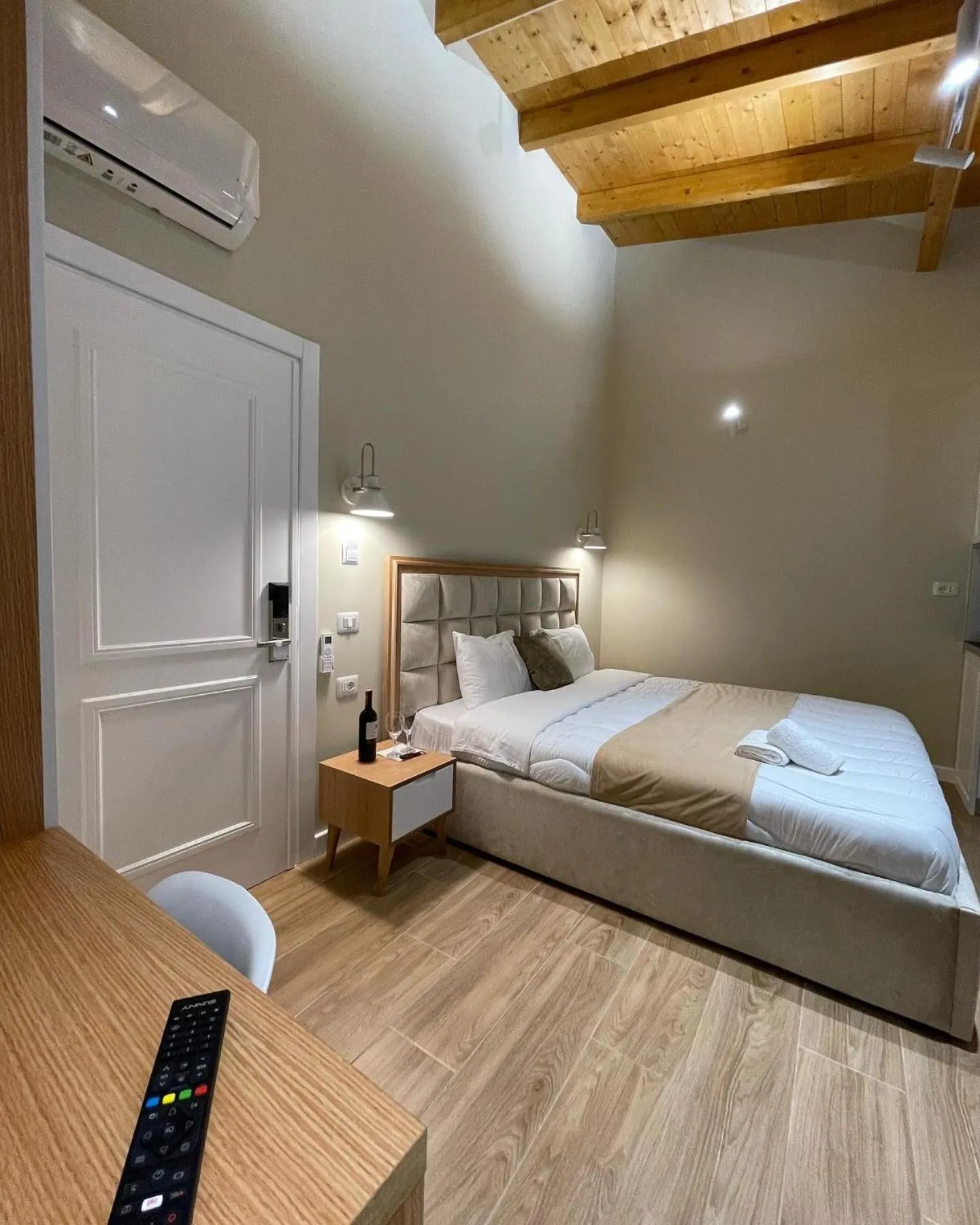 Photo of the whole room, Bed in Arial Penthouse Suites