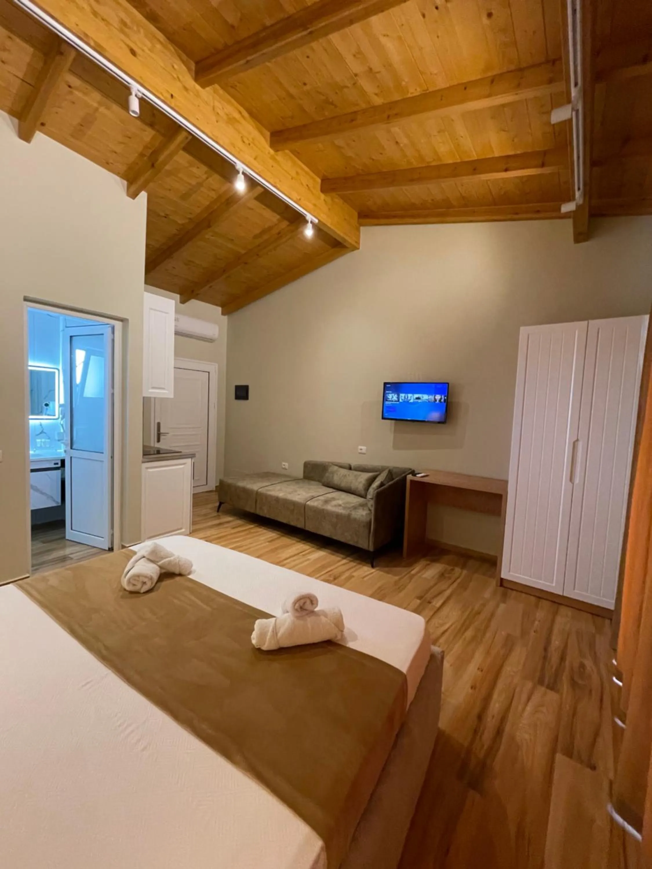 Communal lounge/ TV room, Bed in Arial Penthouse Suites