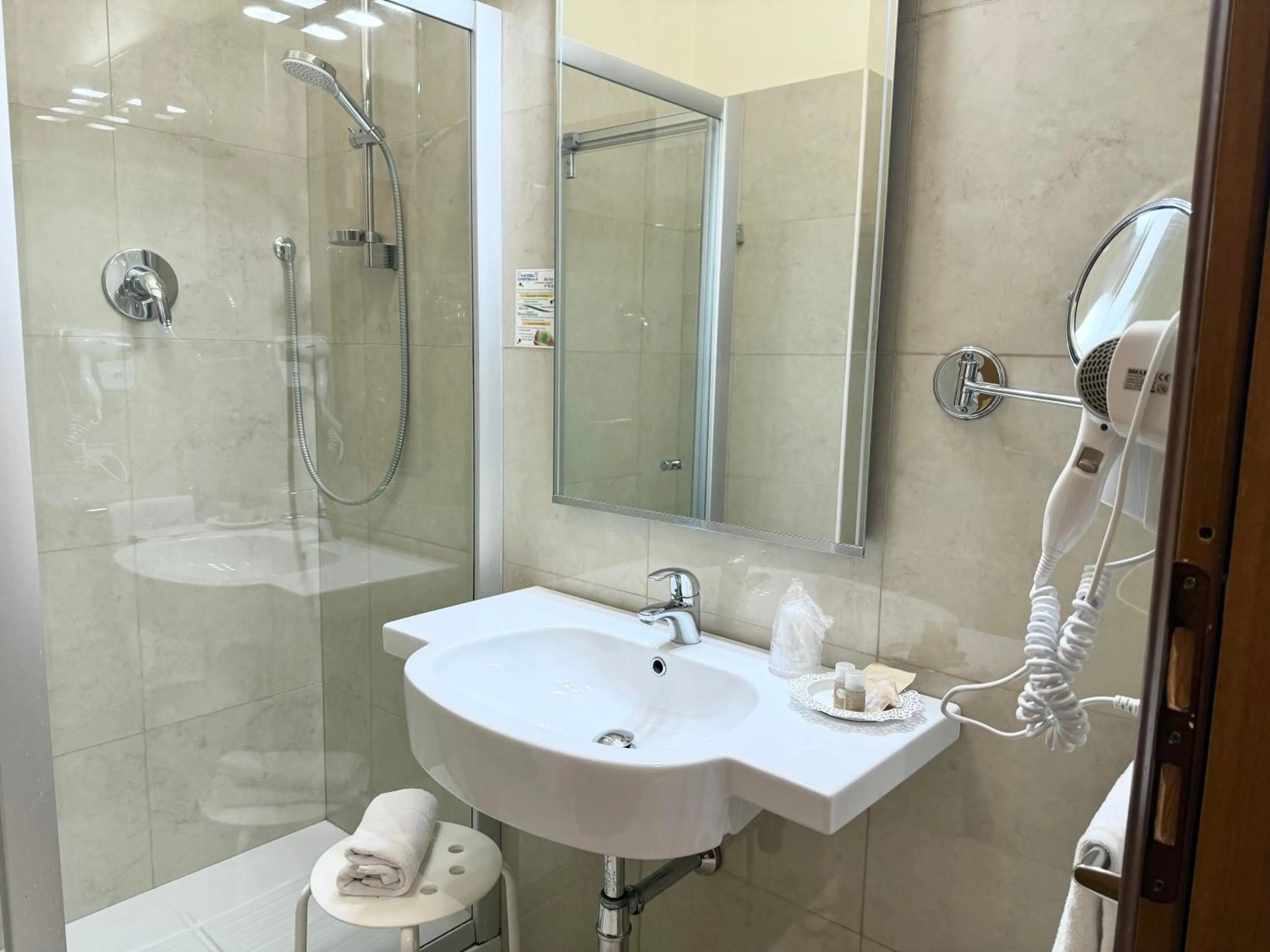 Shower in Hotel Castello Artemide Congressi