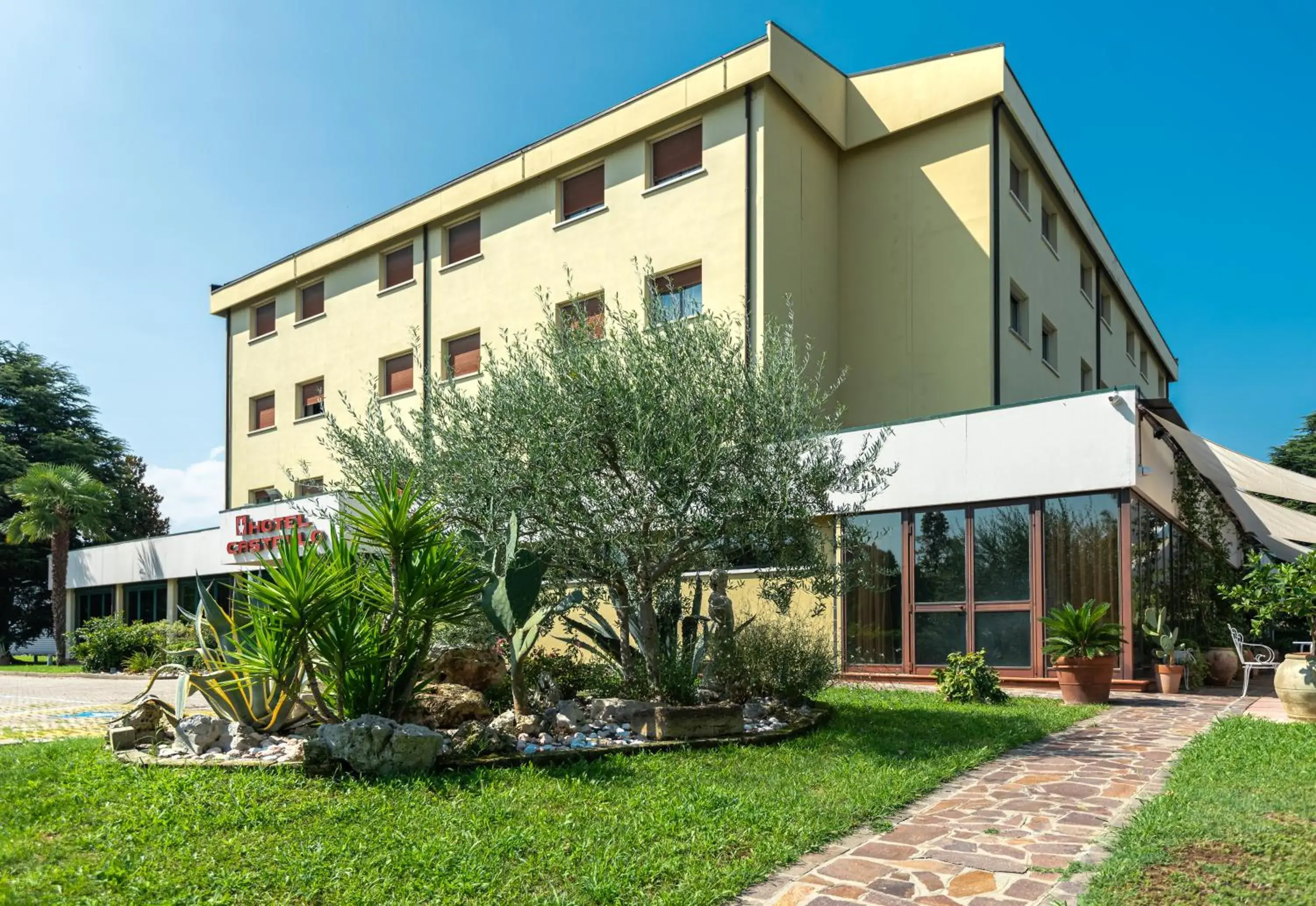 Property building in Hotel Castello Artemide Congressi Property building in Hotel Castello Artemide Congressi