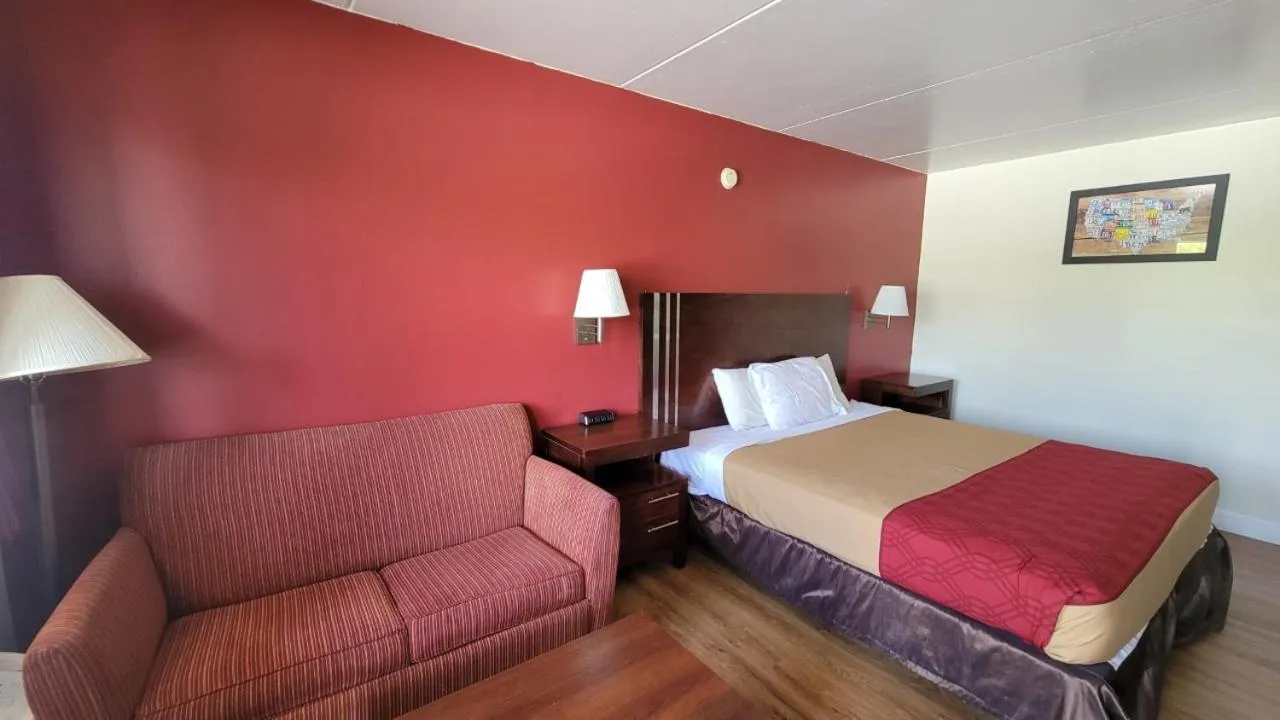 Bed in King's Inn Motel