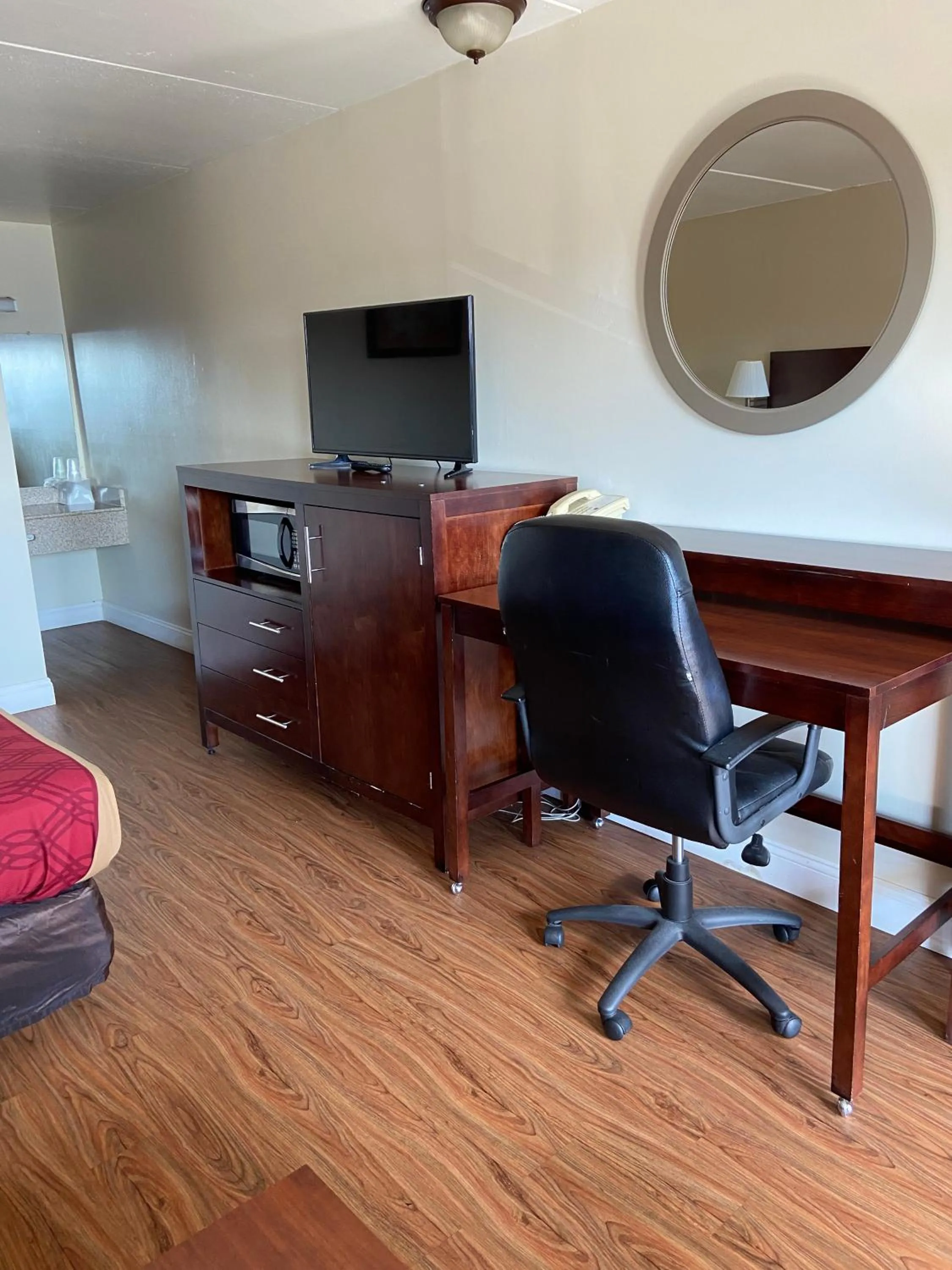 TV and multimedia in King's Inn Motel