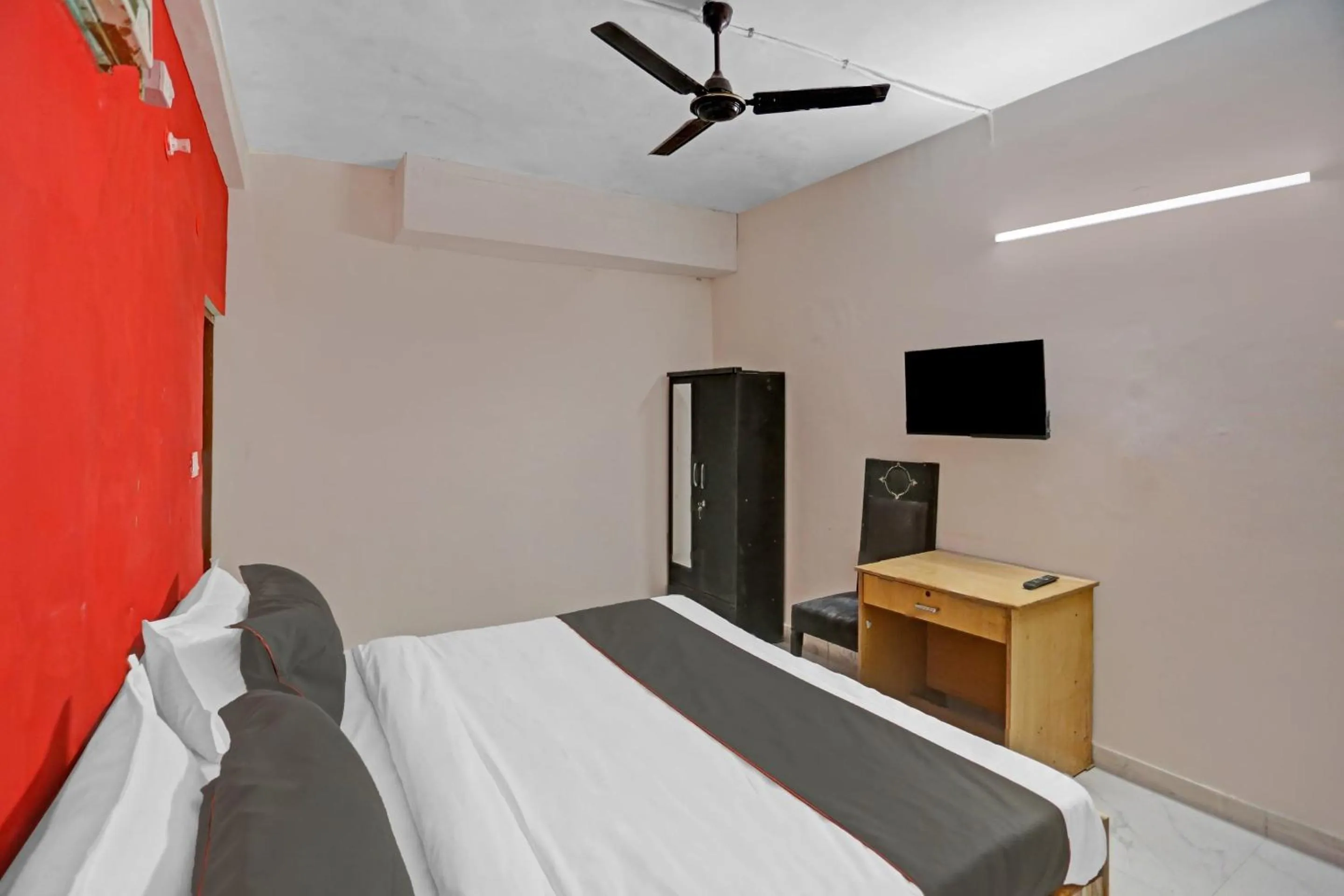 Bedroom, Bed in Capital O Diamond 18 Near Worlds Of Wonder