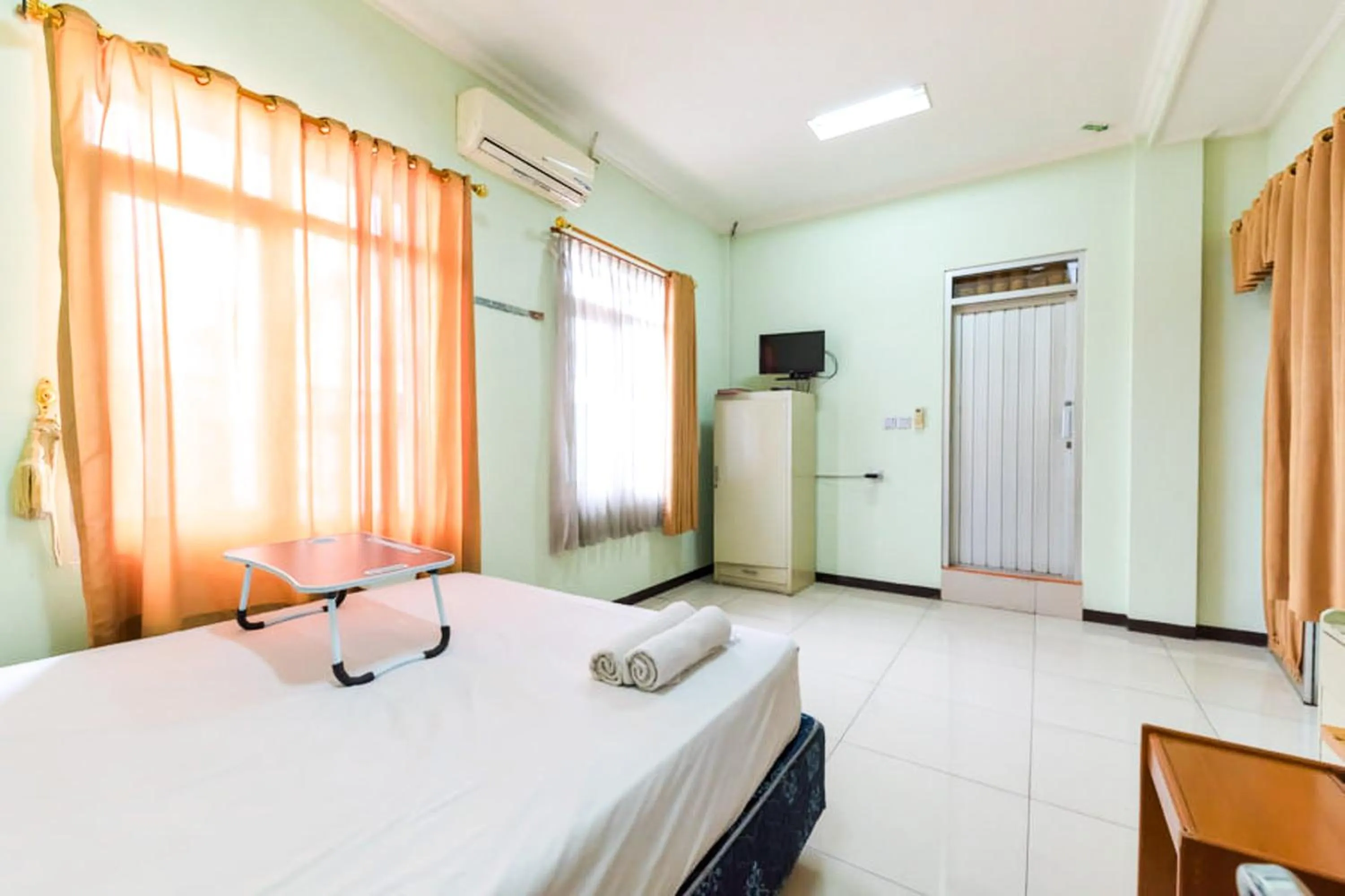 TV and multimedia, Bed in Urbanview Hotel Bartu Moh Toha Bandung by RedDoorz