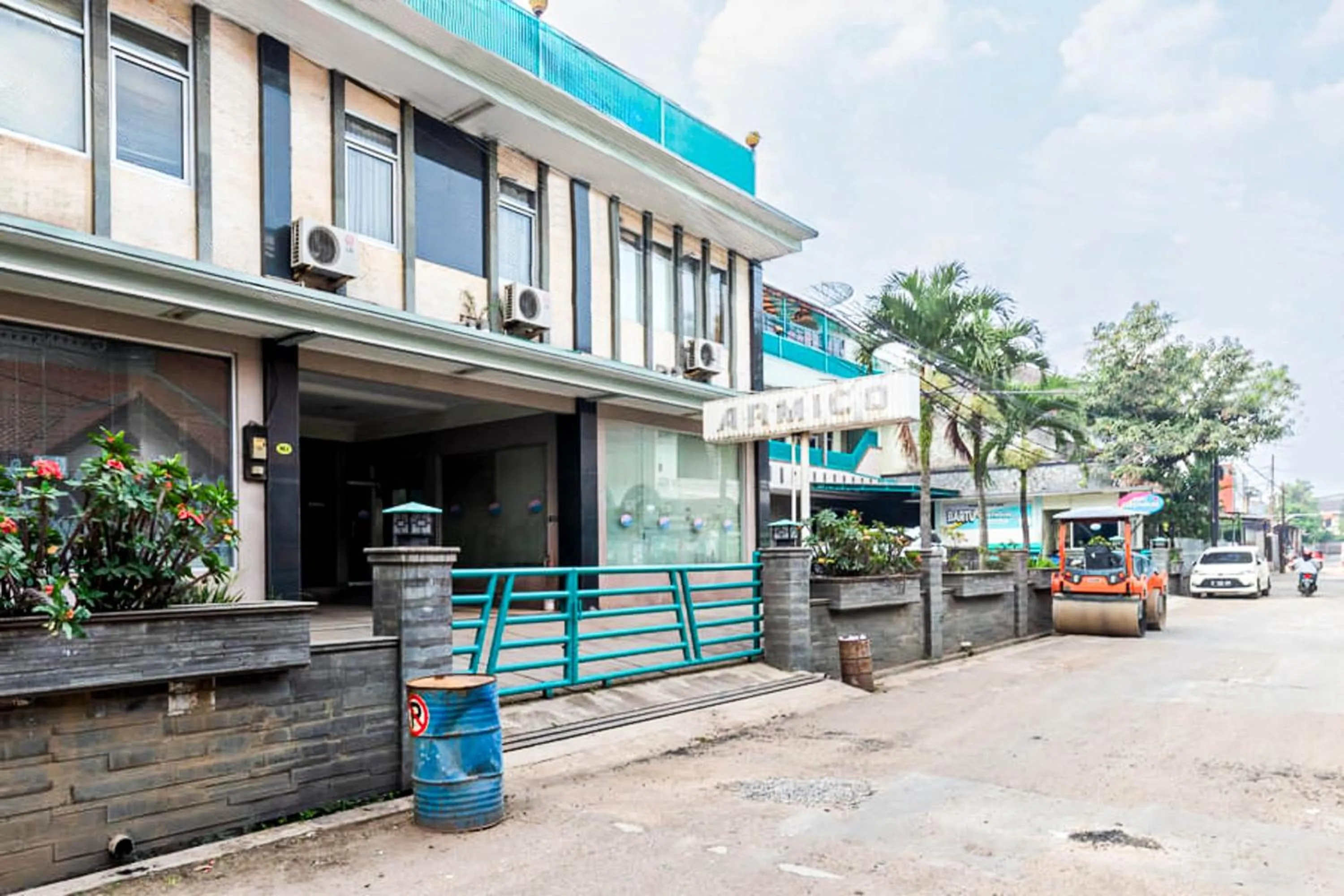 Facade/entrance in Urbanview Hotel Bartu Moh Toha Bandung by RedDoorz