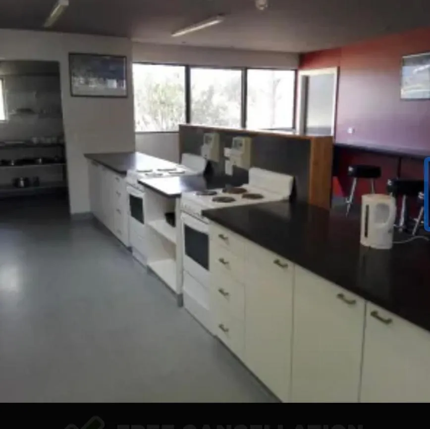 Kitchen or kitchenette in Swansea Backpackers