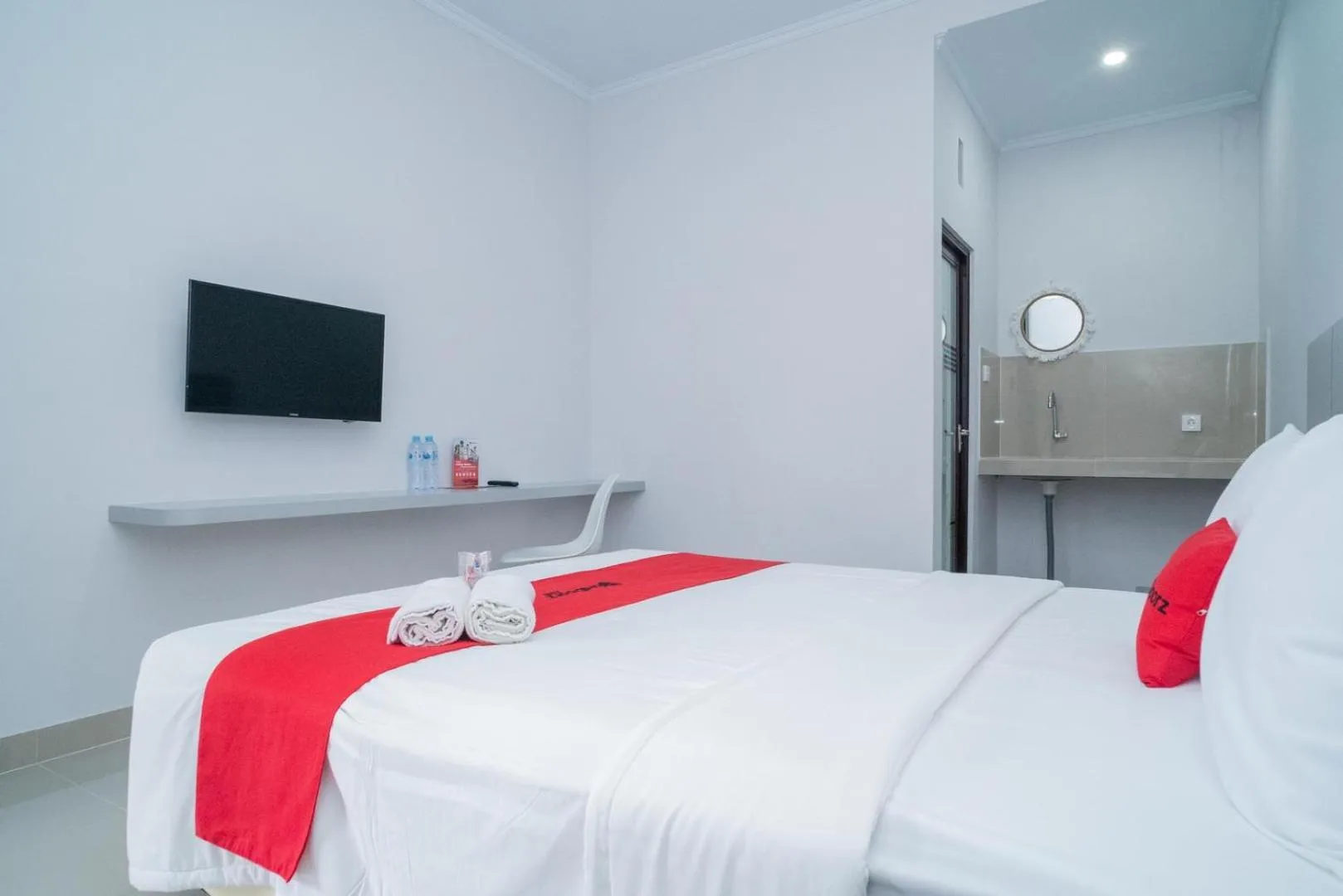 Bedroom, Bed in RedDoorz @ Jalan Gunung Talang Mahendradatta