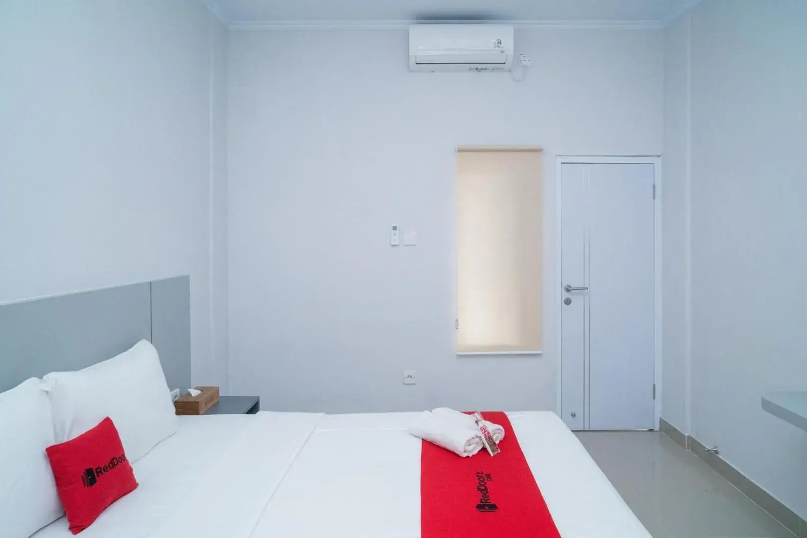 Bedroom, Bed in RedDoorz @ Jalan Gunung Talang Mahendradatta Bedroom, Bed in RedDoorz @ Jalan Gunung Talang Mahendradatta