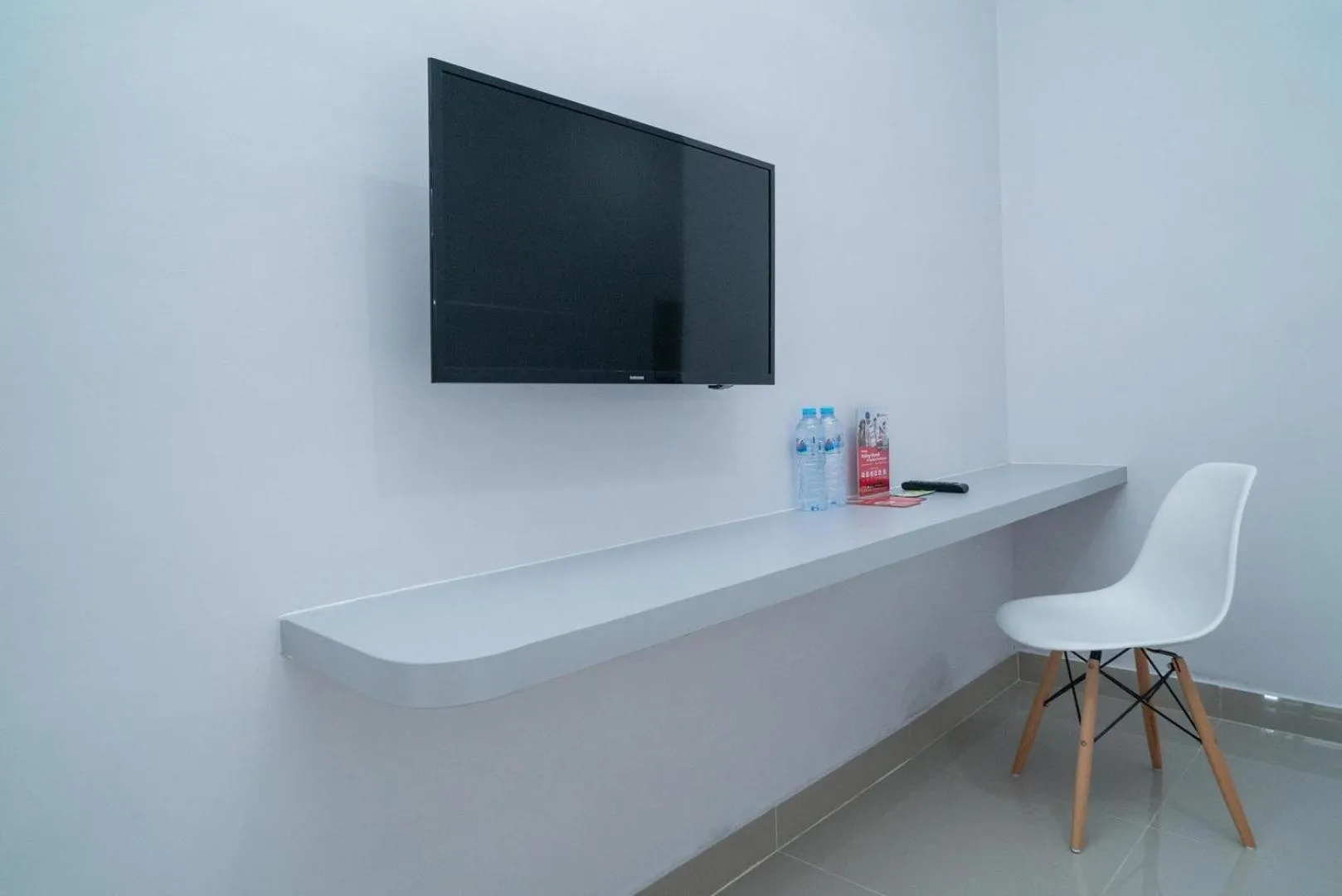 TV and multimedia in RedDoorz @ Jalan Gunung Talang Mahendradatta