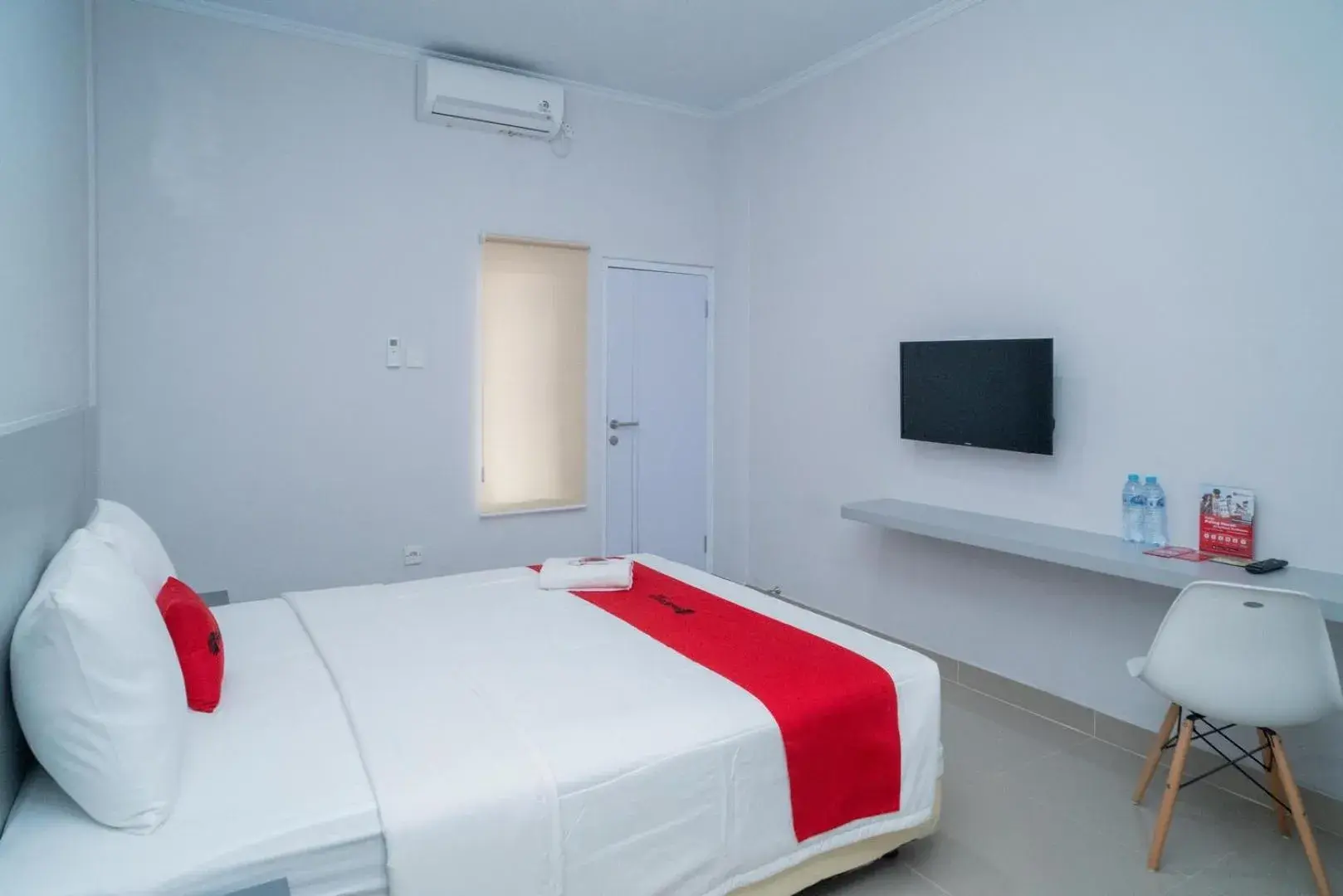 Bedroom, Bed in RedDoorz @ Jalan Gunung Talang Mahendradatta Bedroom, Bed in RedDoorz @ Jalan Gunung Talang Mahendradatta