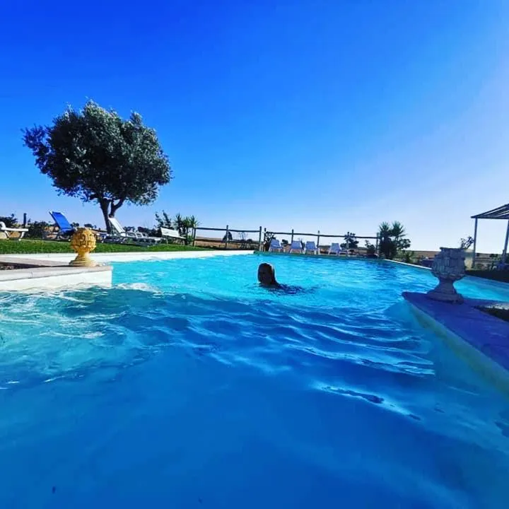 People in Monte dos Poços