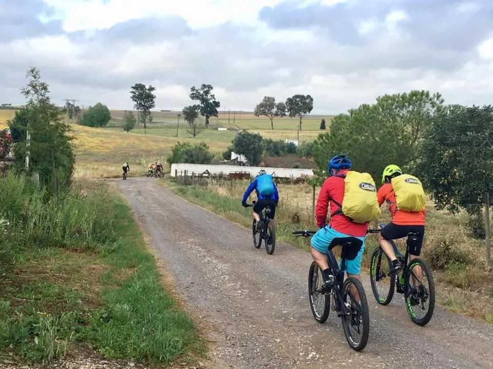 People in Monte dos Poços