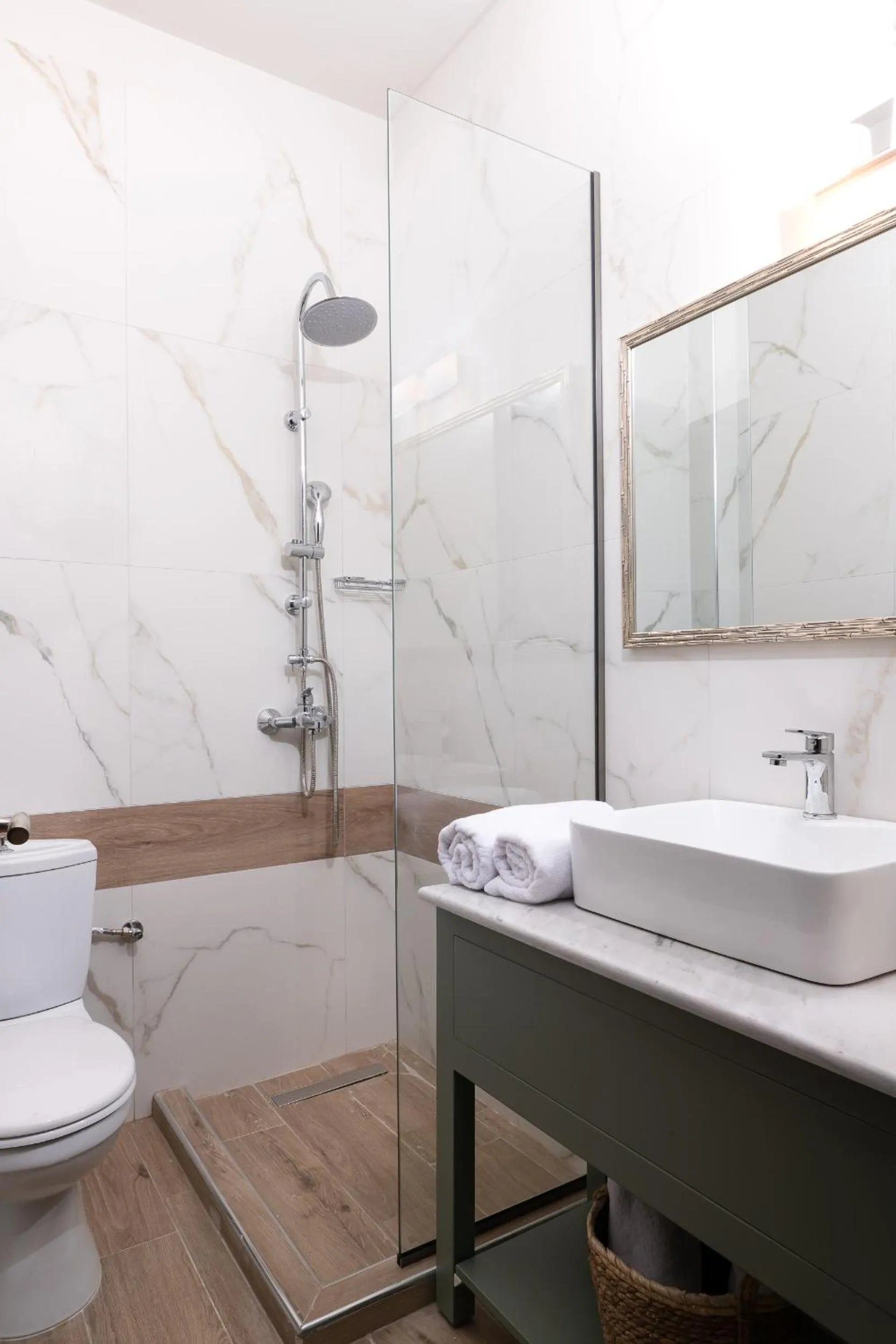 Shower in ELLE Rooms & Suites