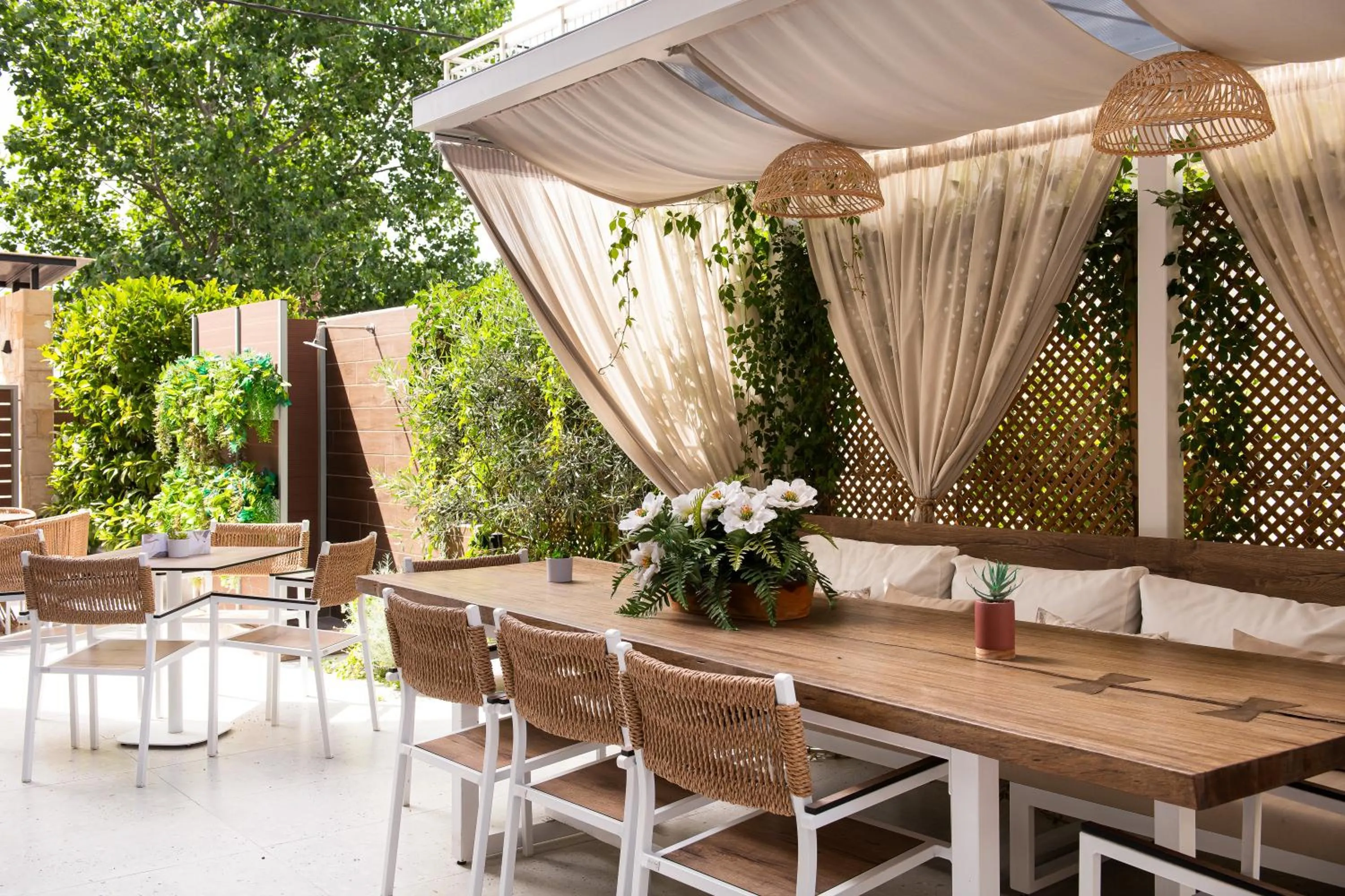 Restaurant/places to eat in ELLE Rooms & Suites