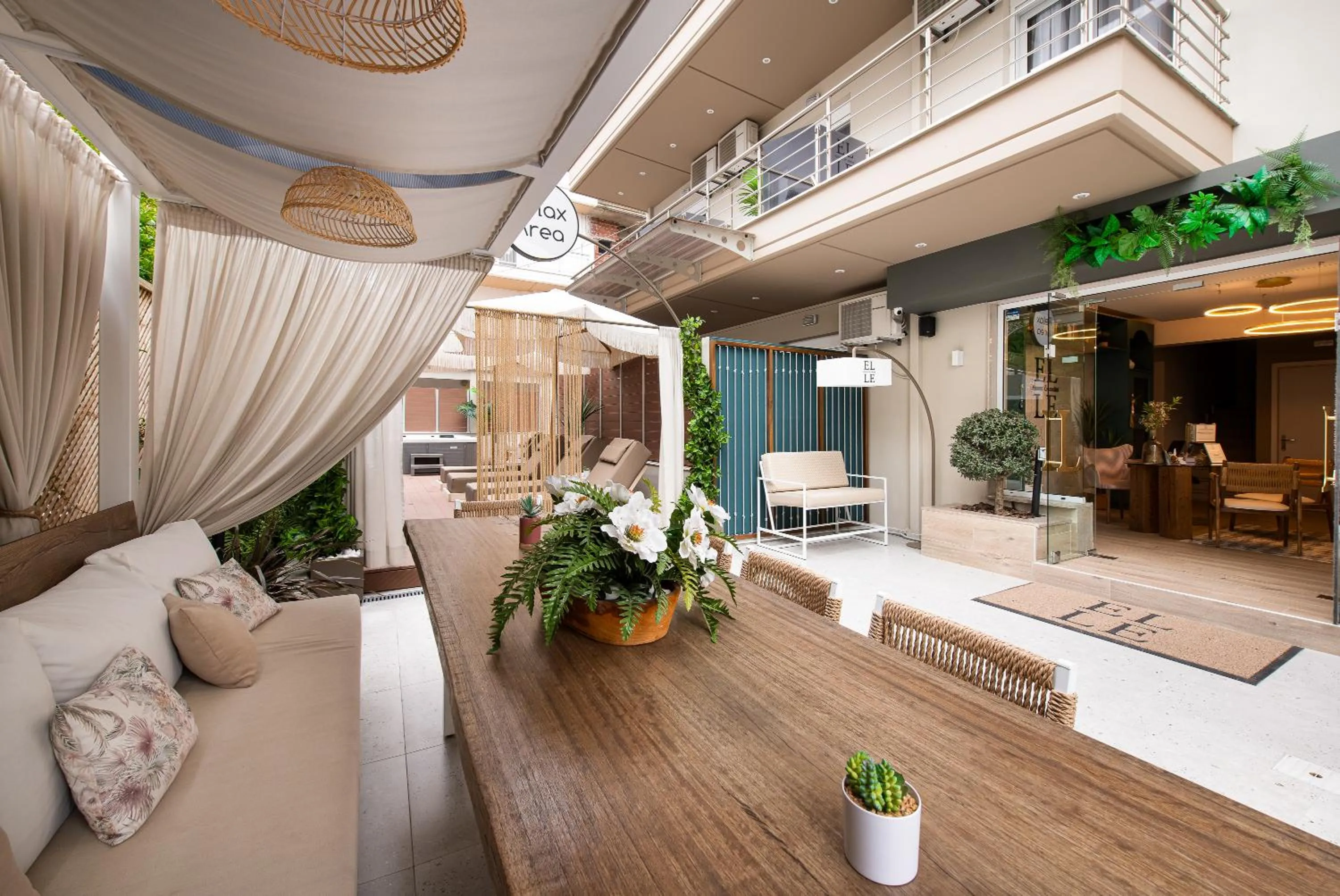 Restaurant/places to eat in ELLE Rooms & Suites