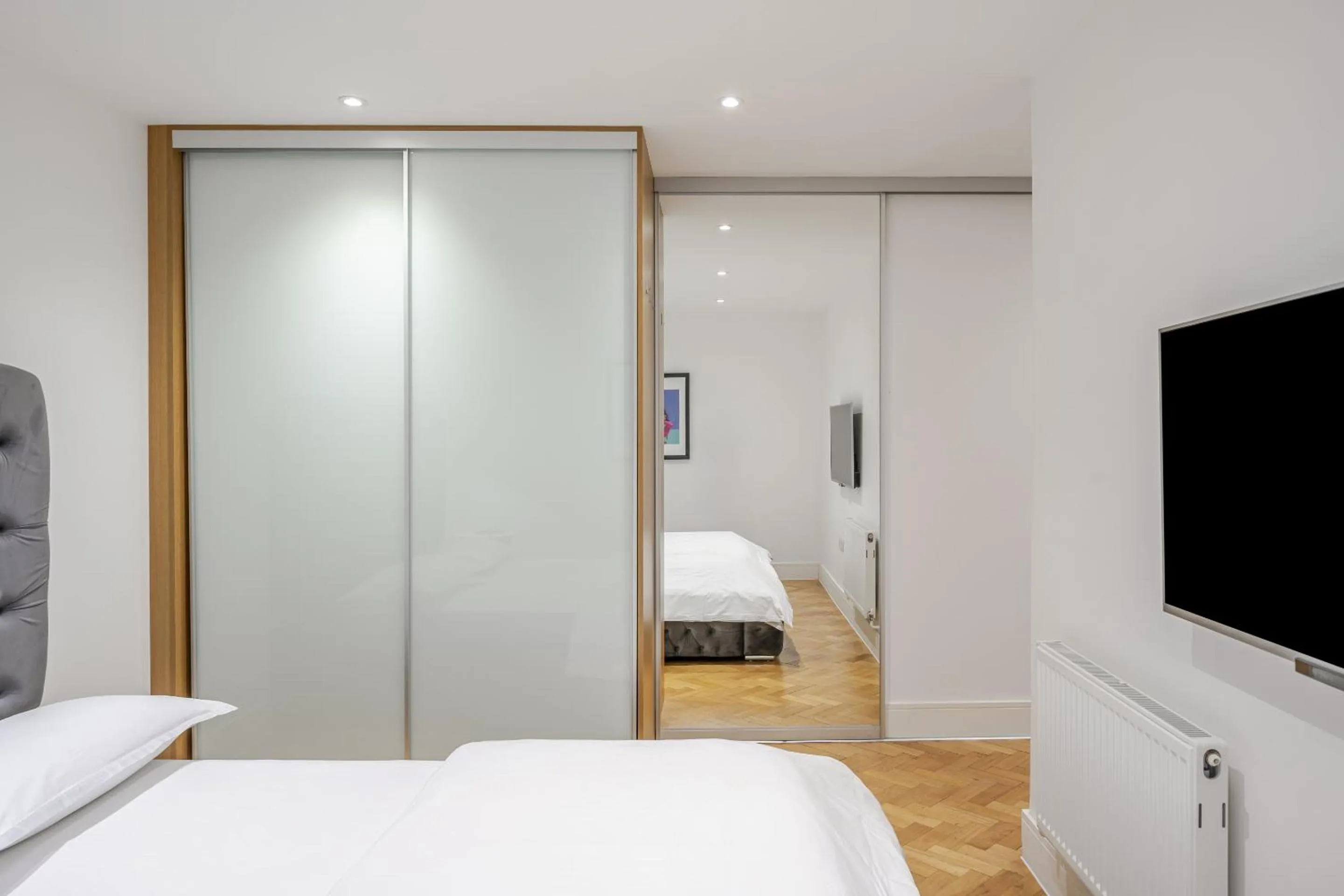Bedroom, Bed in Parkway House
