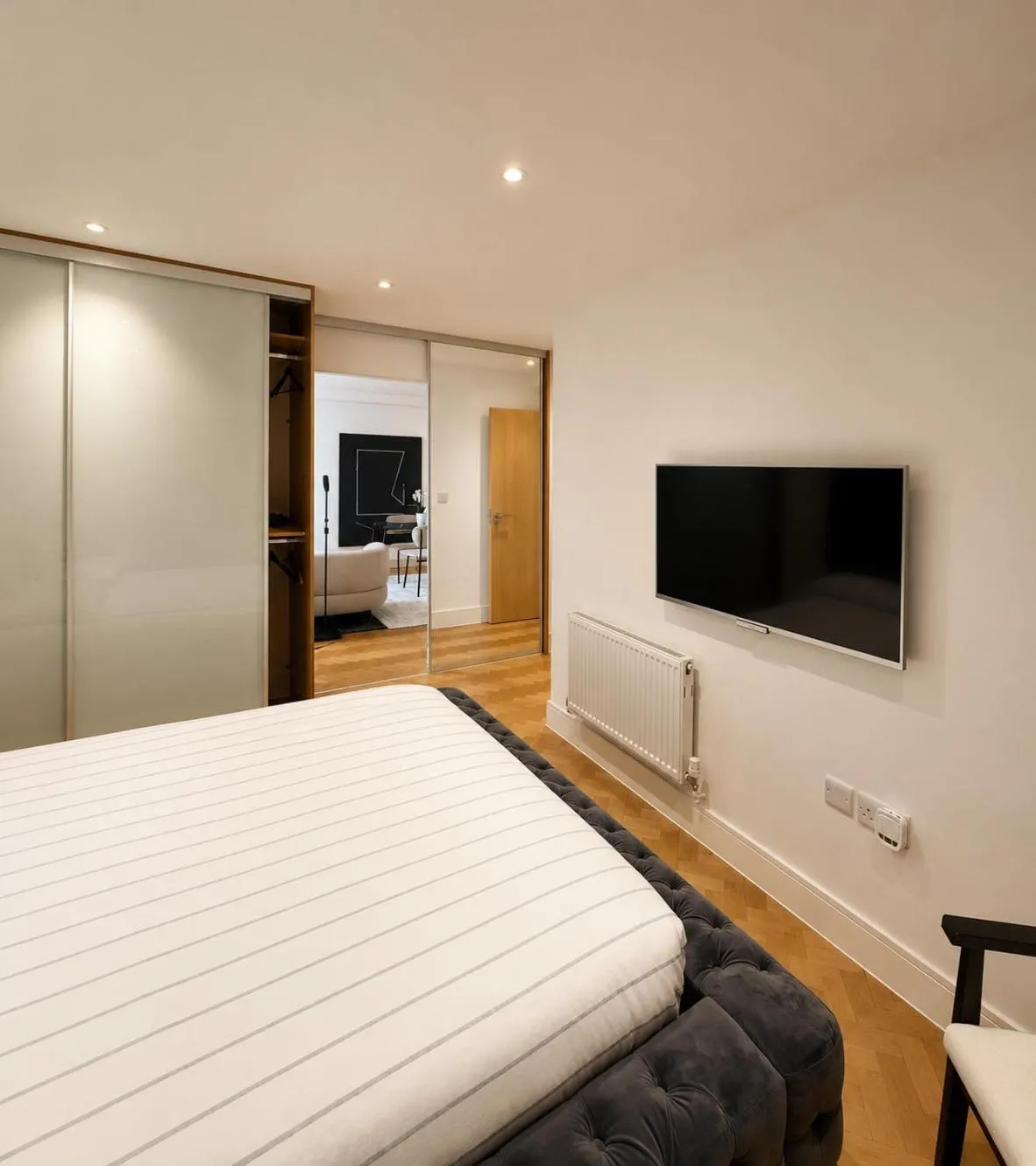 Bedroom, Bed in Parkway House