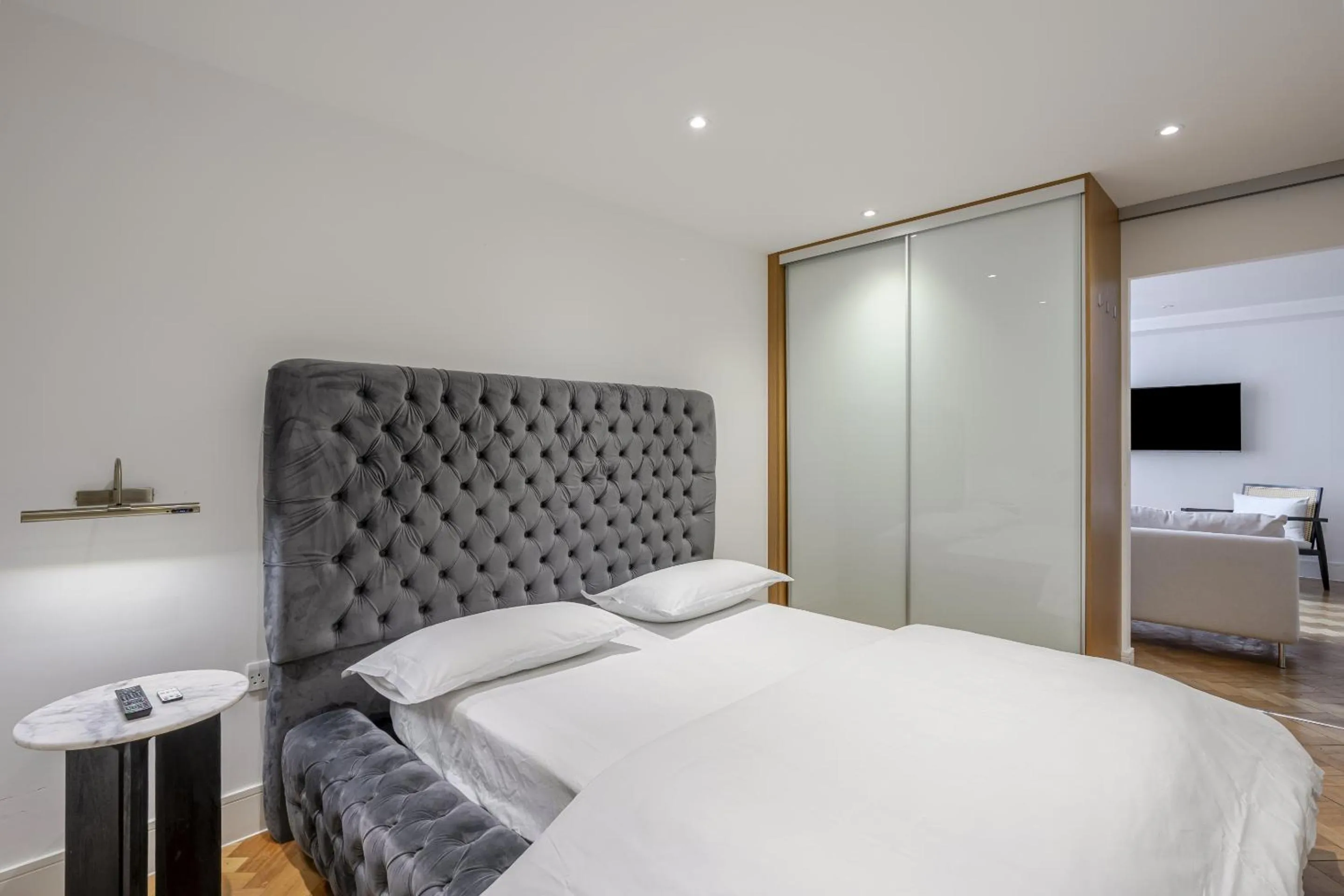 Bedroom, Bed in Parkway House