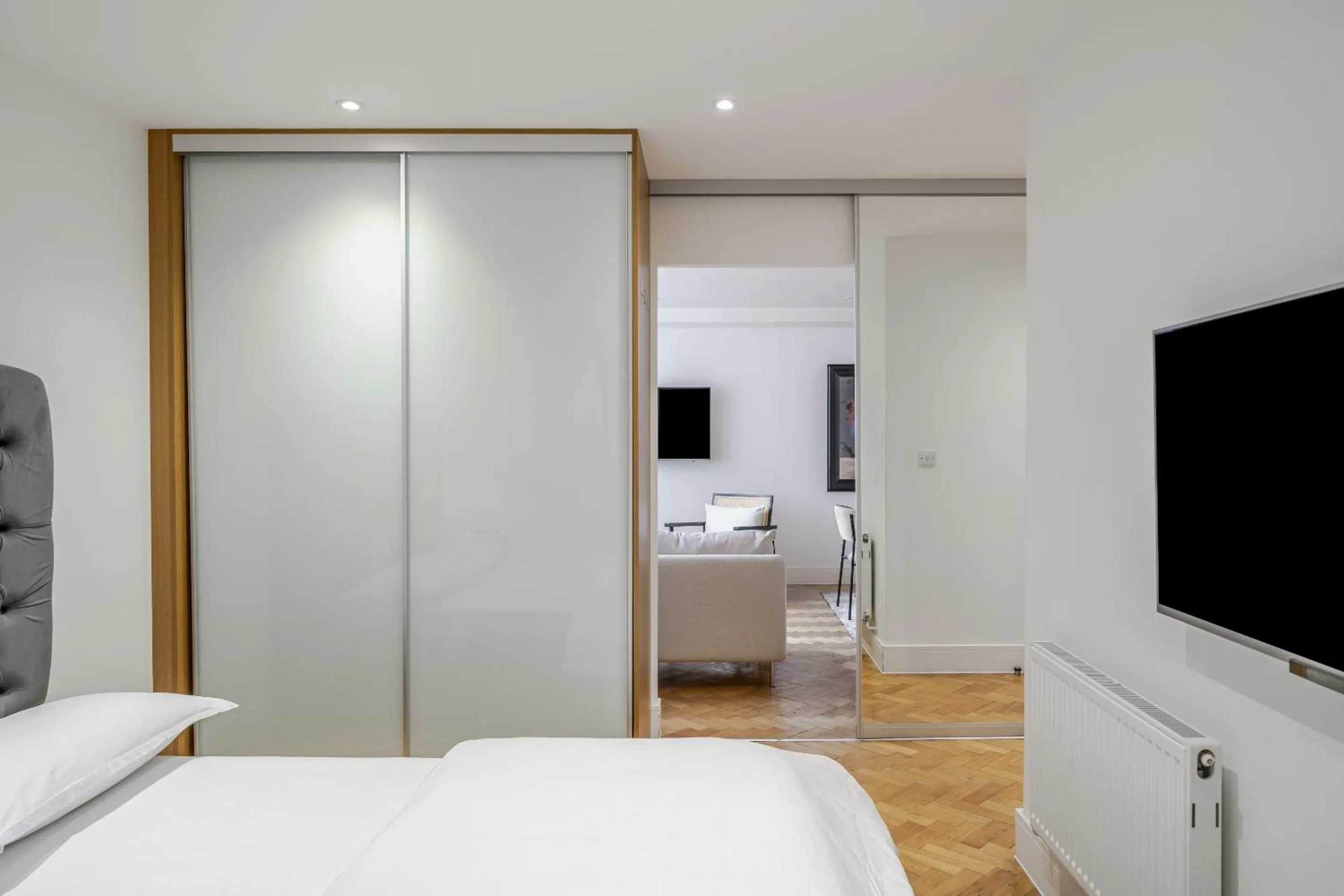 Bedroom, Bed in Parkway House
