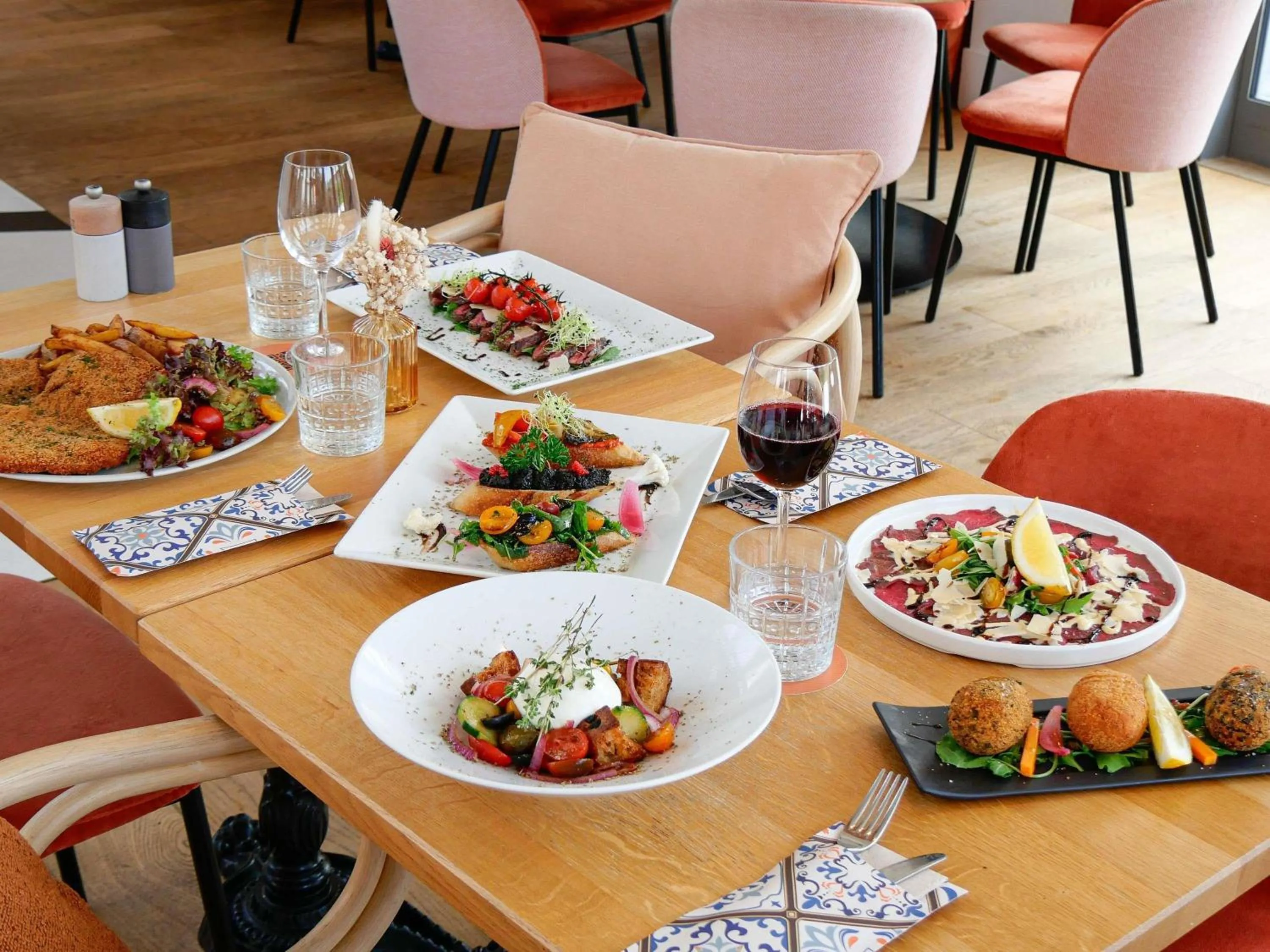 Restaurant/places to eat in Le Saint Gervais Hotel & Spa Handwritten Collection