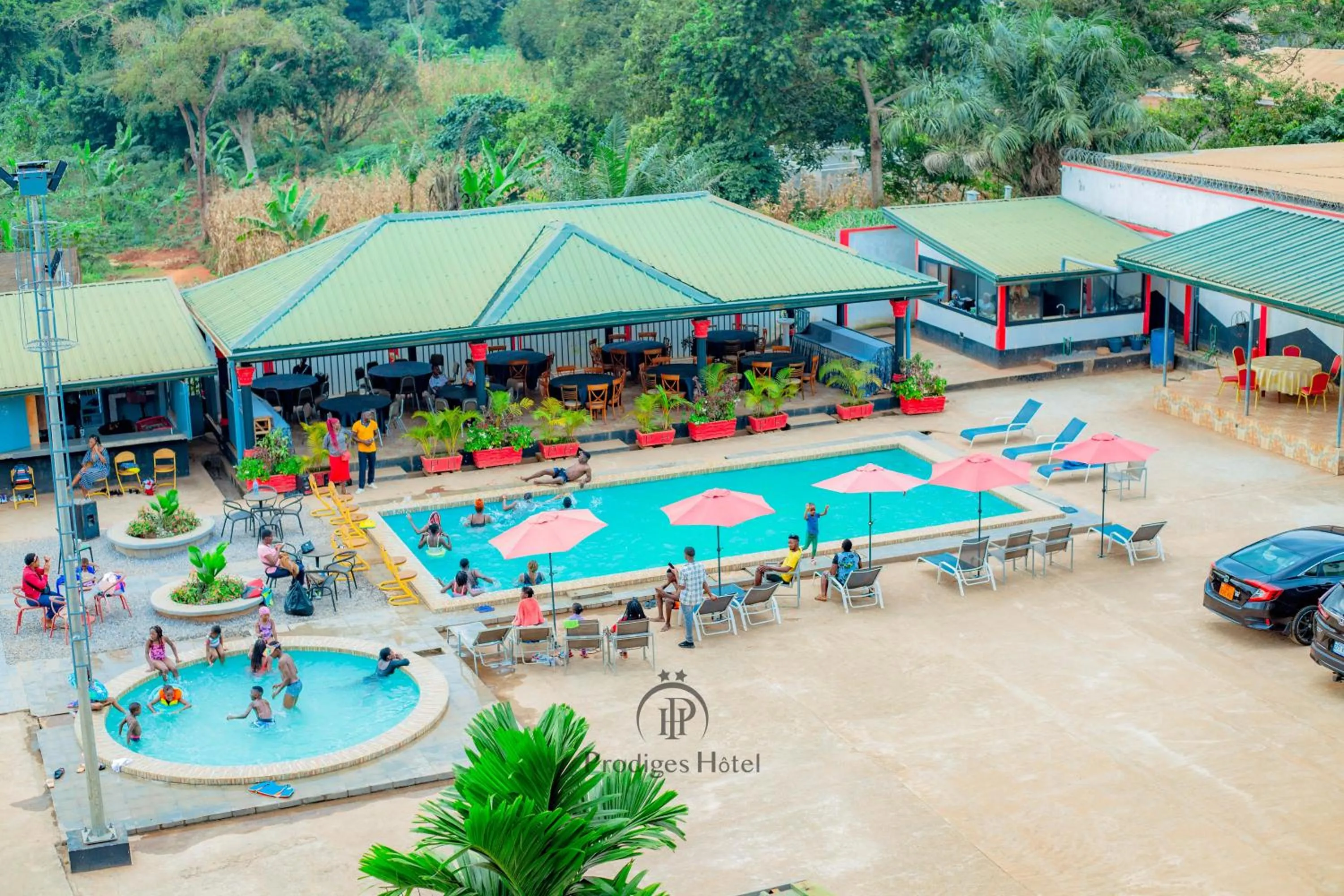 People in Prodiges Hôtel