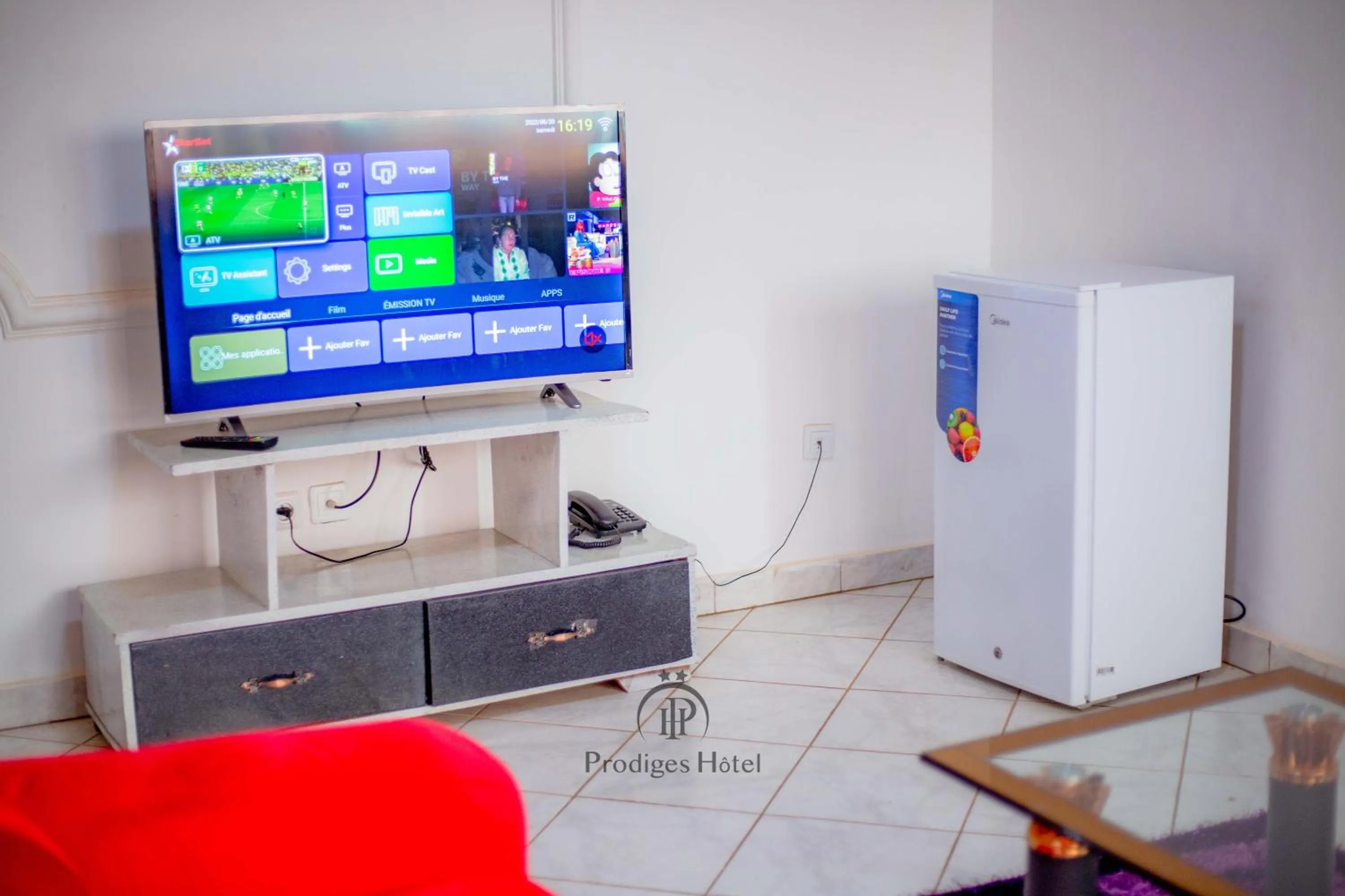 Communal lounge/ TV room in Prodiges Hôtel