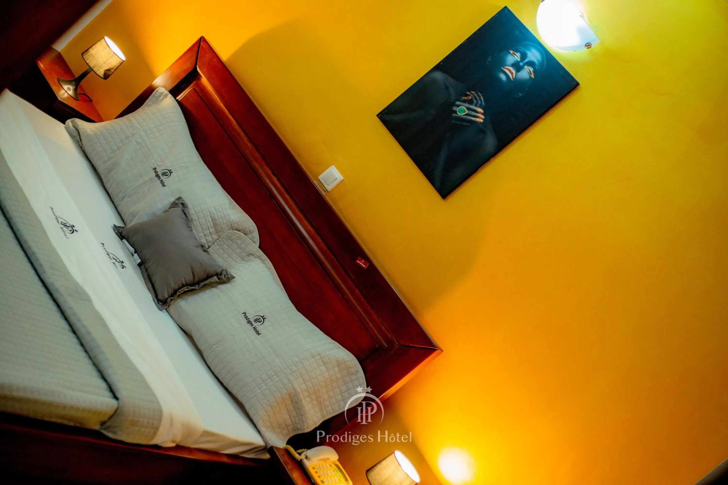 Living room, Bed in Prodiges Hôtel