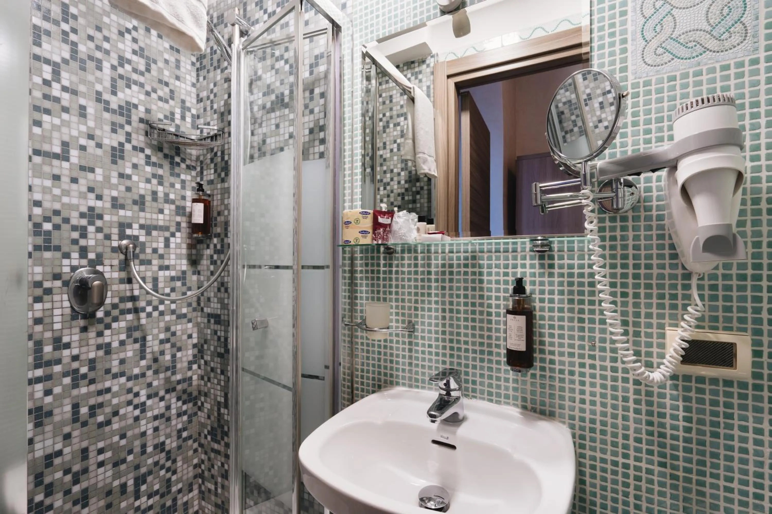 Shower in Hotel Centro Cavour Roma