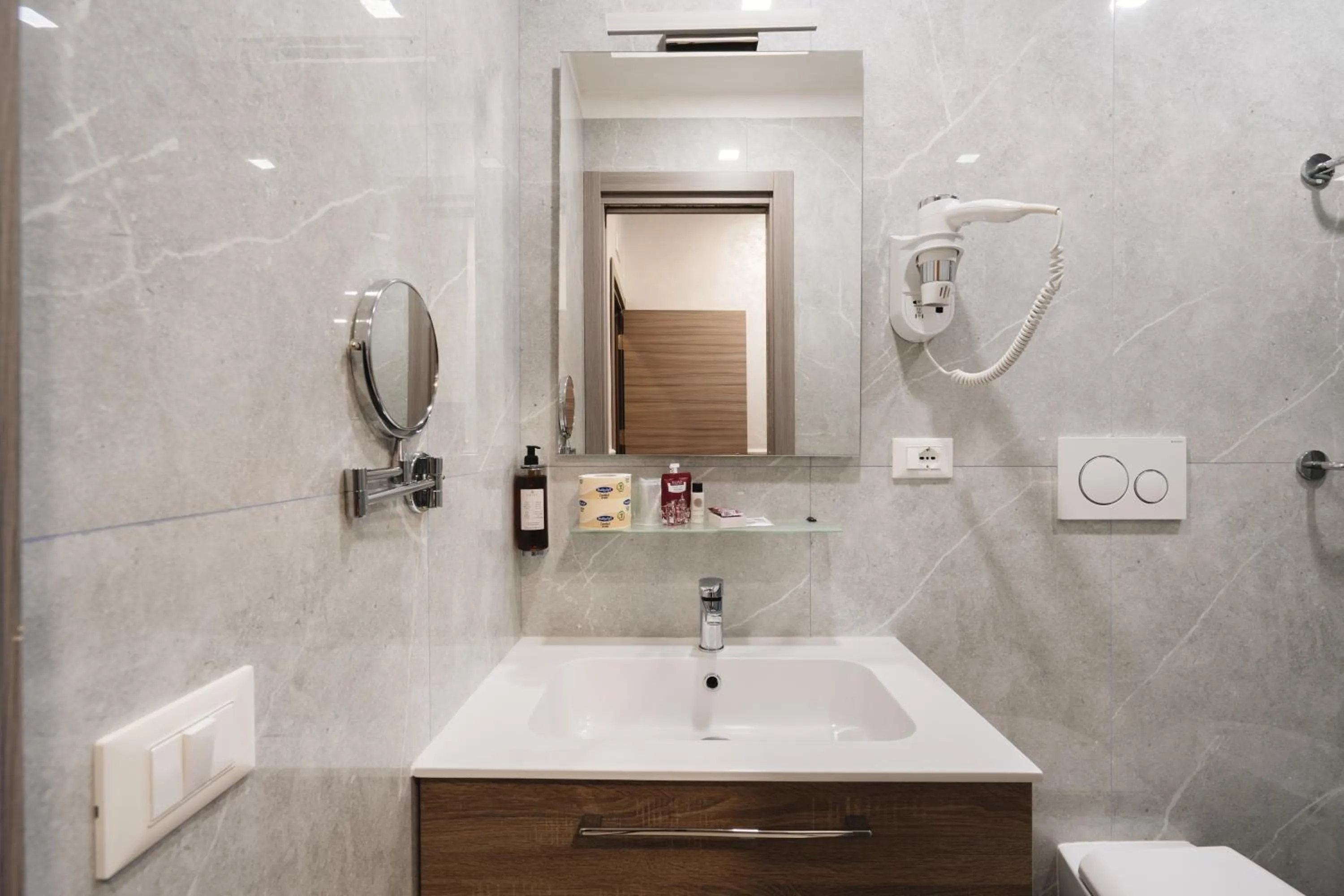 Shower in Hotel Centro Cavour Roma
