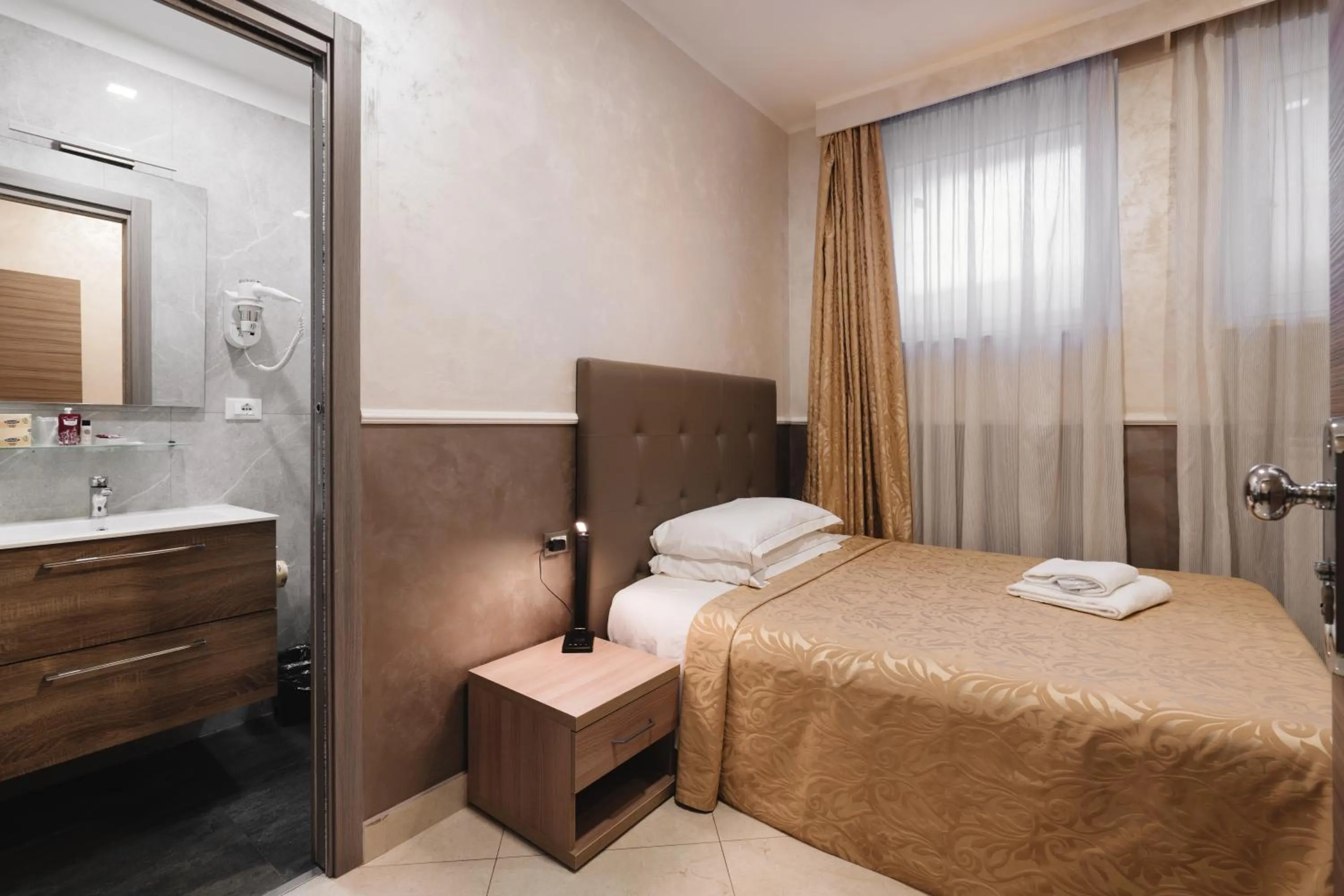 Bathroom, Bed in Hotel Centro Cavour Roma