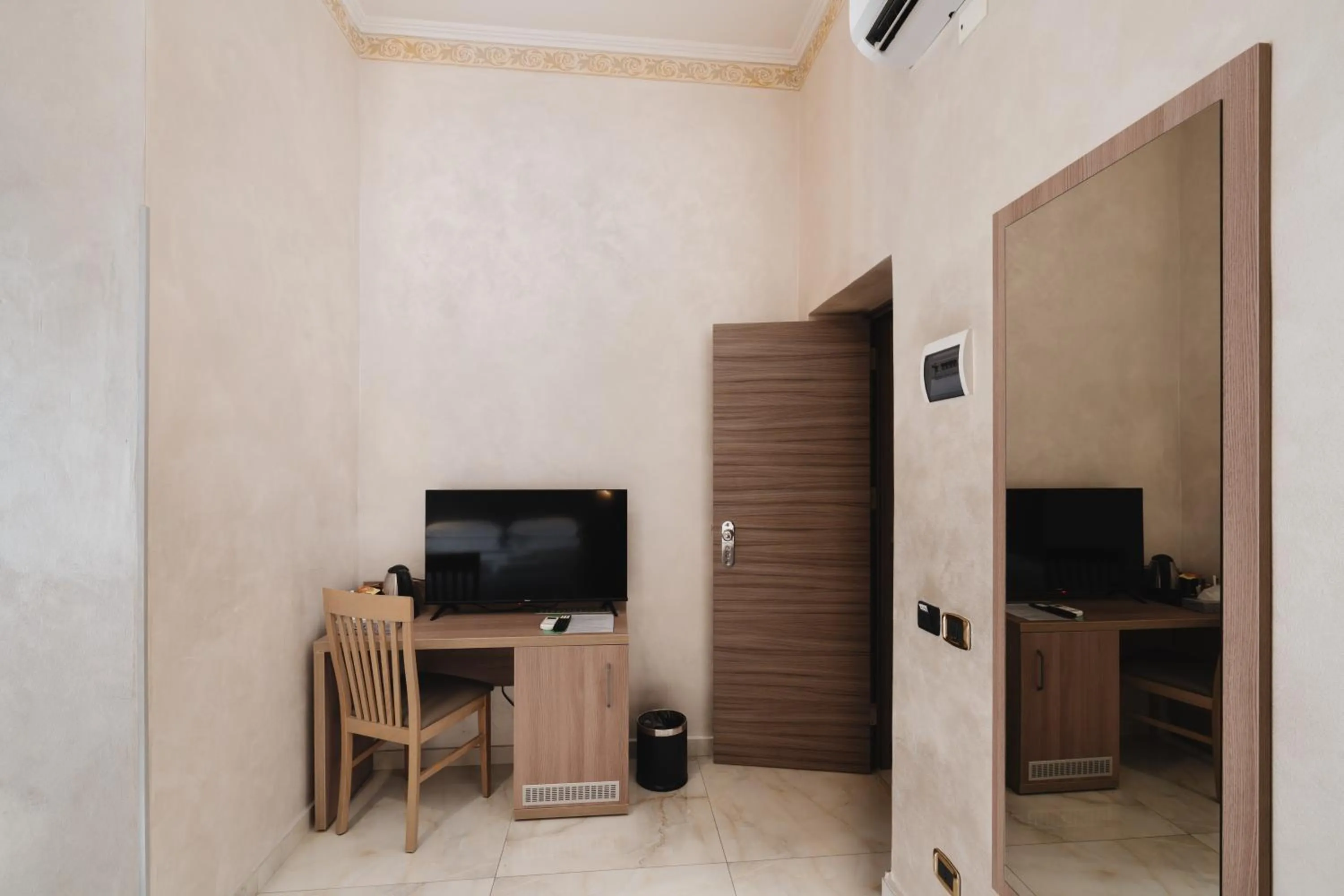 TV and multimedia in Hotel Centro Cavour Roma