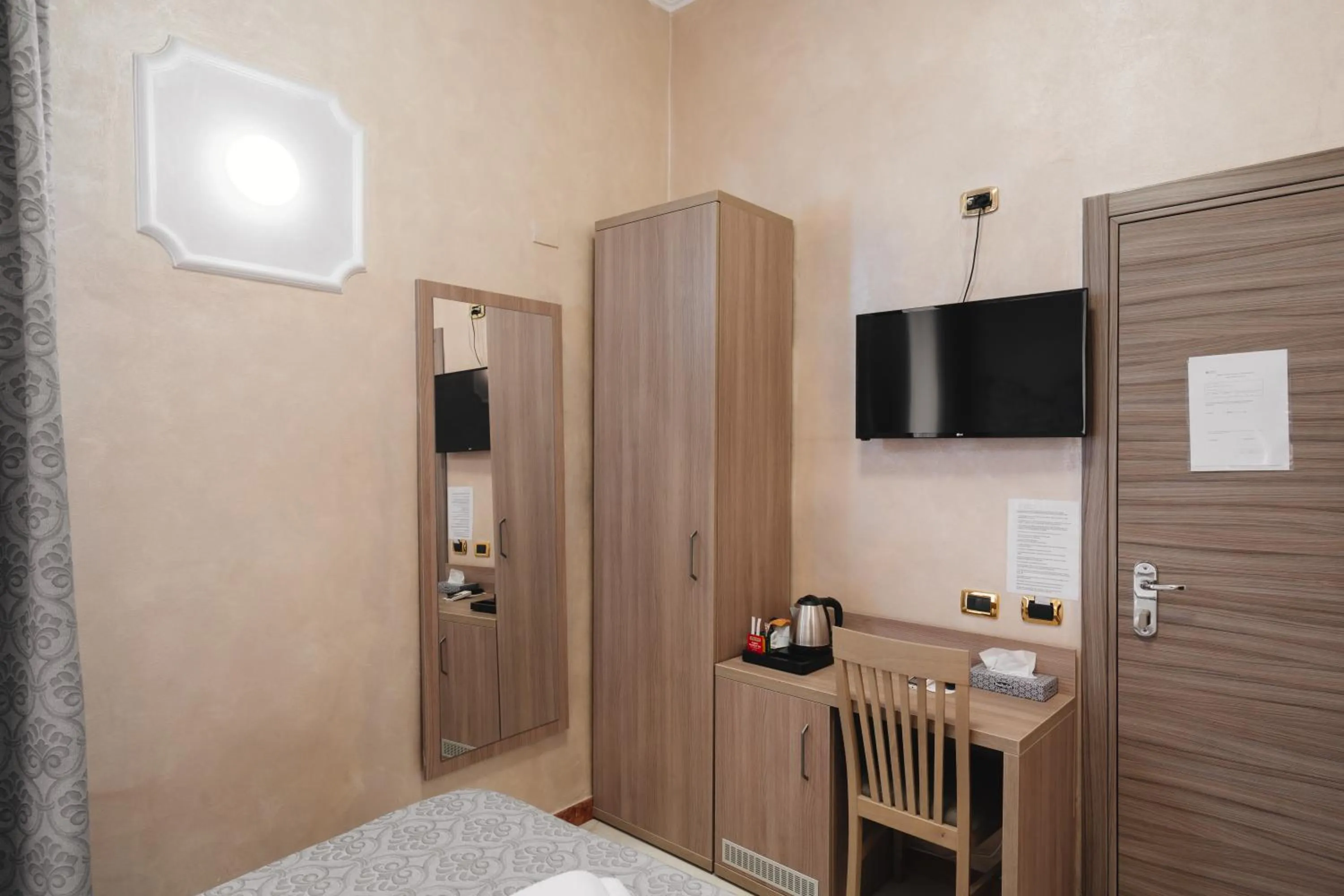 TV and multimedia in Hotel Centro Cavour Roma