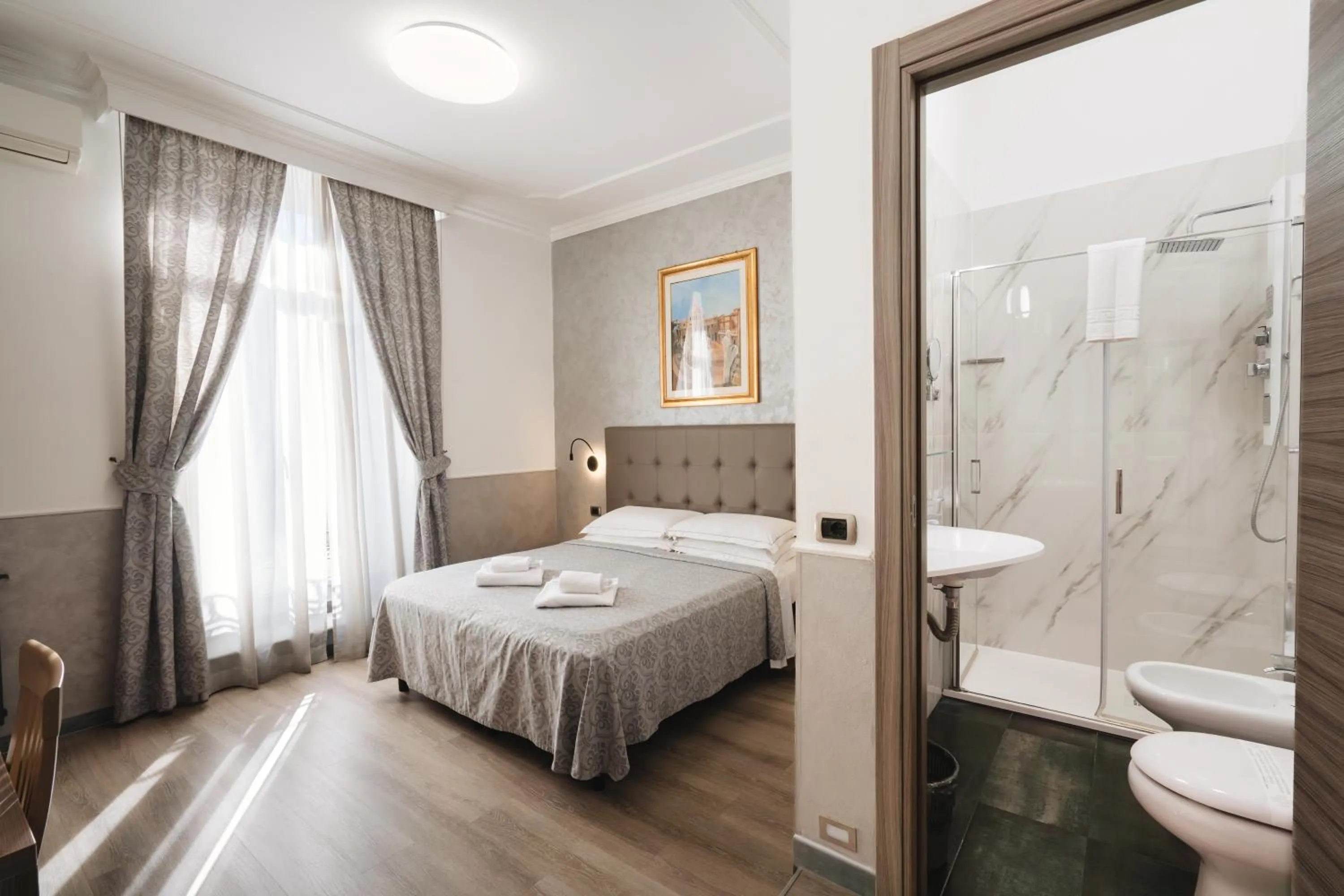 Shower, Bed in Hotel Centro Cavour Roma