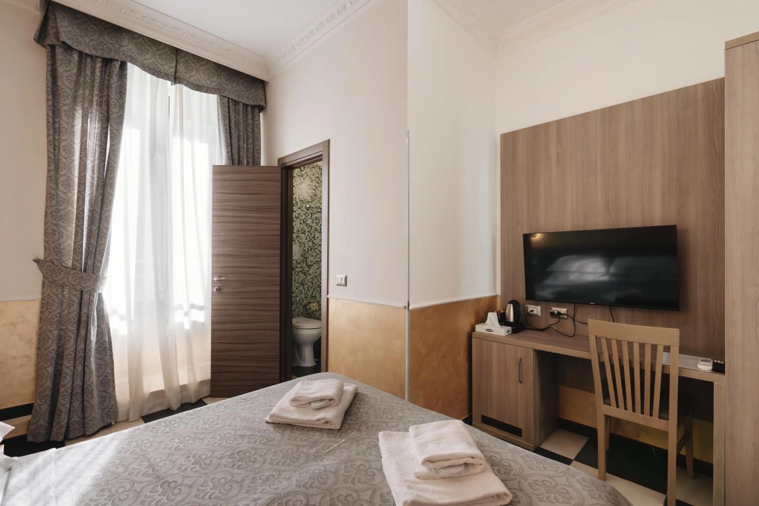 Photo of the whole room, Bed in Hotel Centro Cavour Roma