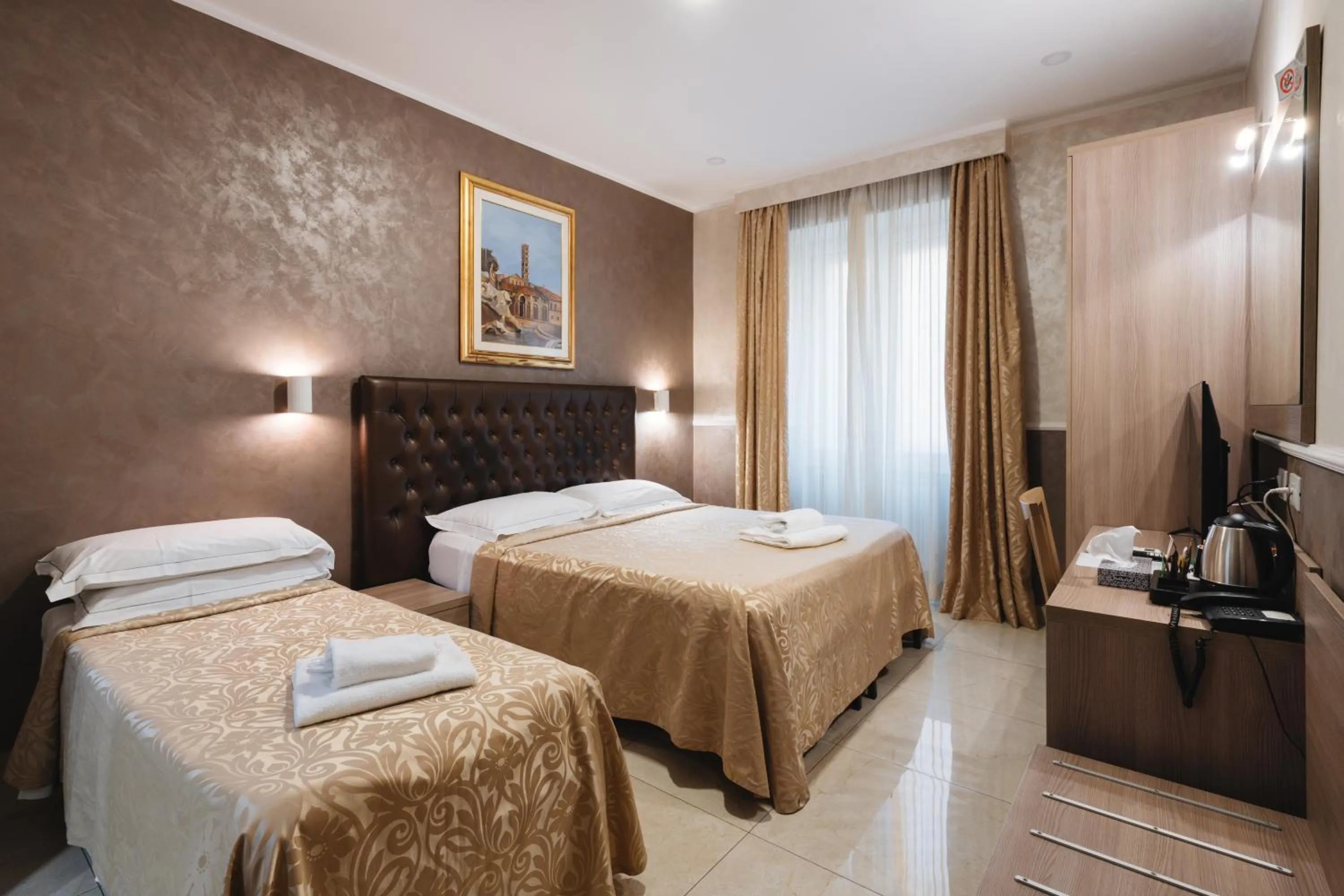 Photo of the whole room, Bed in Hotel Centro Cavour Roma