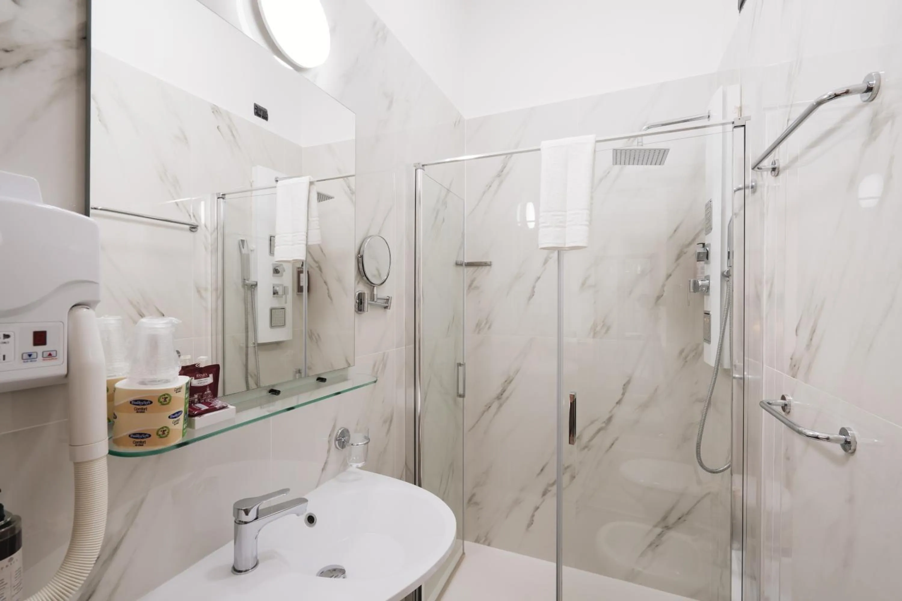 Shower in Hotel Centro Cavour Roma