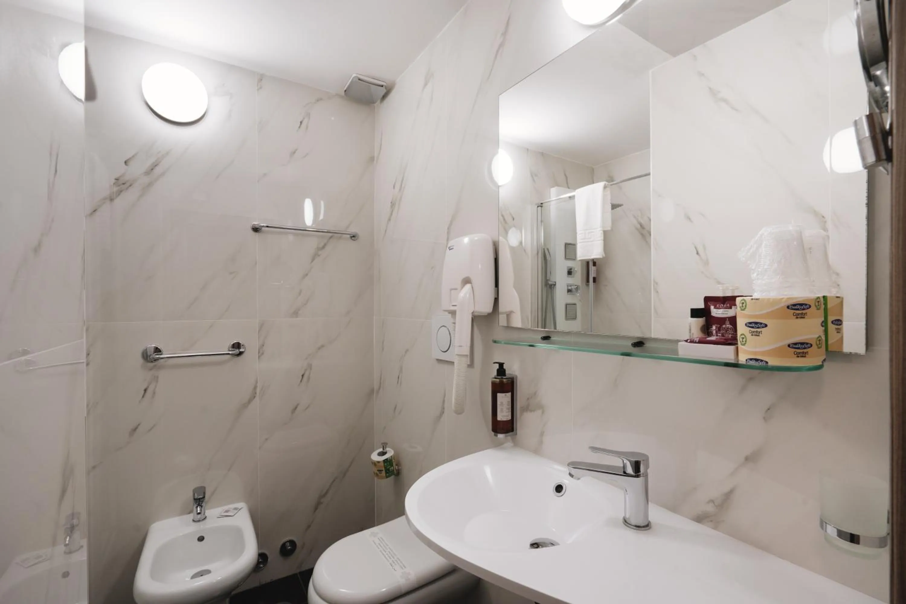 Shower in Hotel Centro Cavour Roma