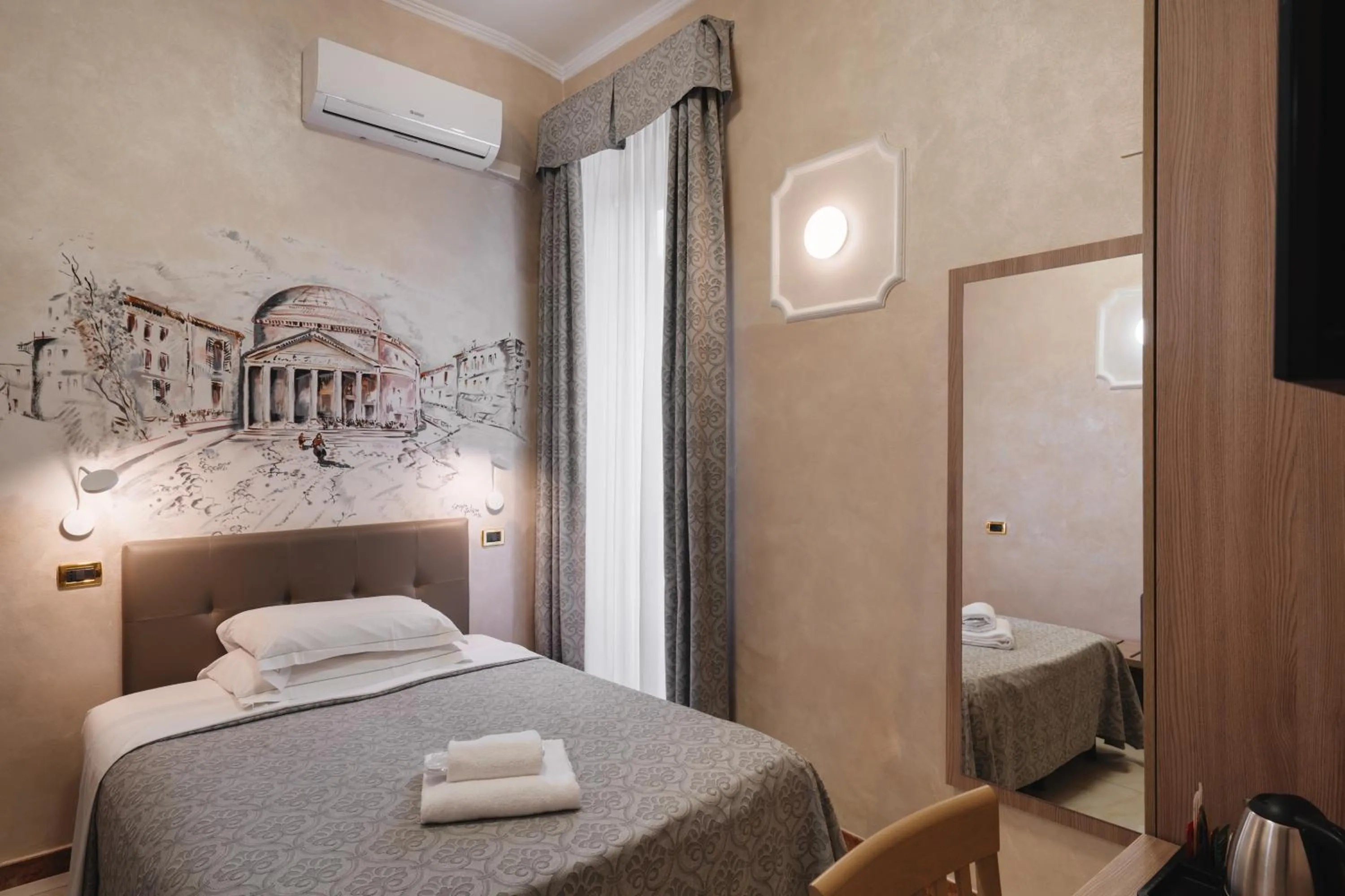 Photo of the whole room, Bed in Hotel Centro Cavour Roma