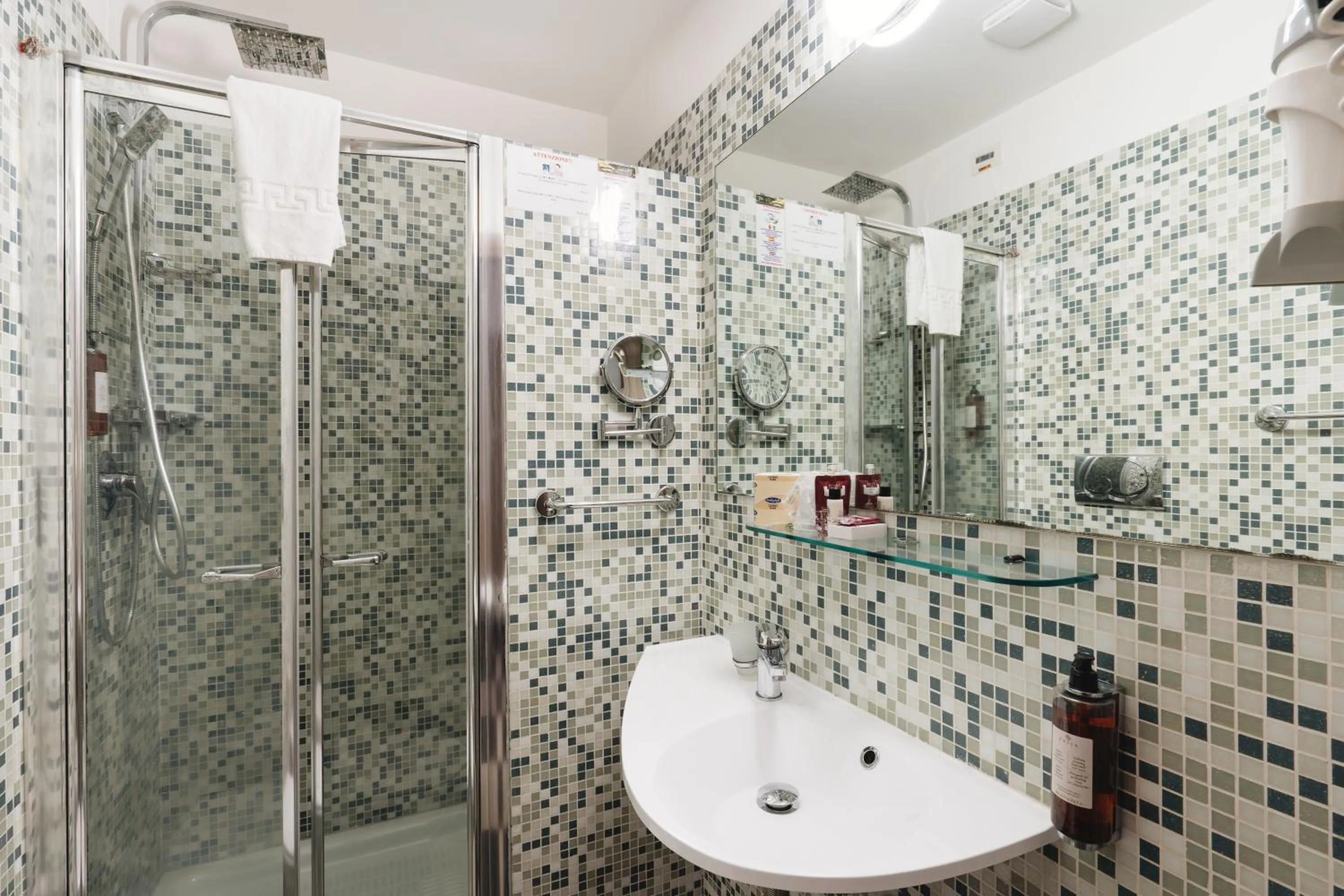 Shower in Hotel Centro Cavour Roma