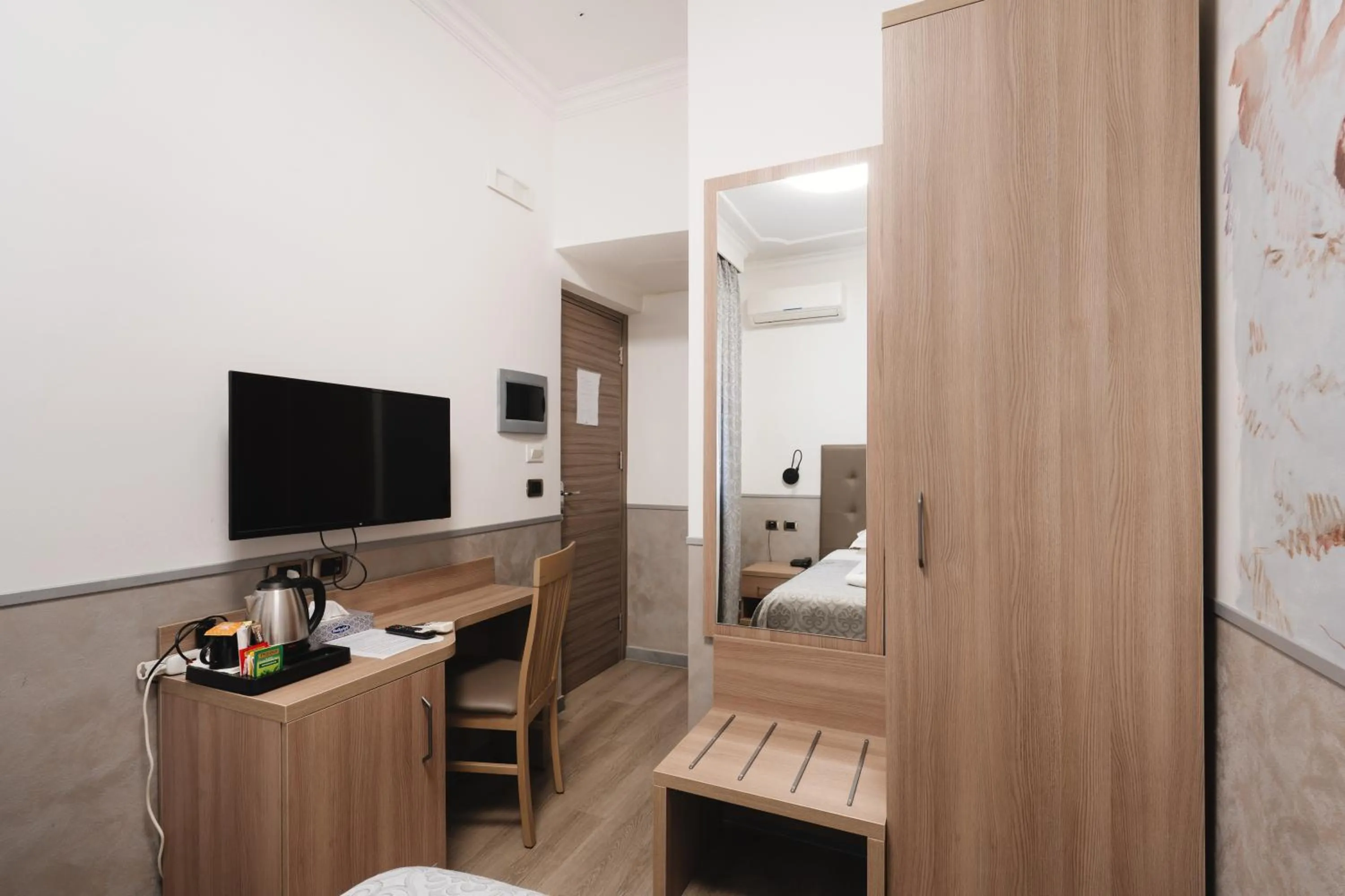 TV and multimedia, Bed in Hotel Centro Cavour Roma