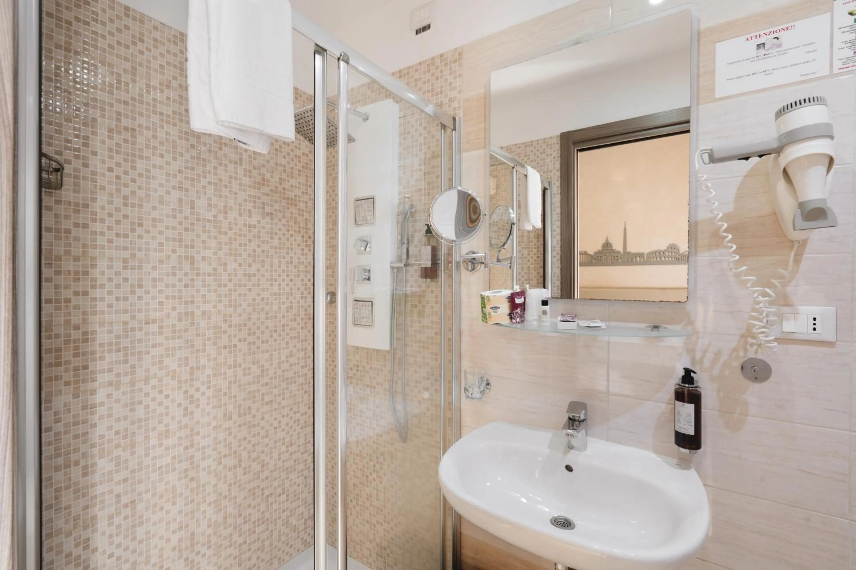 Shower in Hotel Centro Cavour Roma