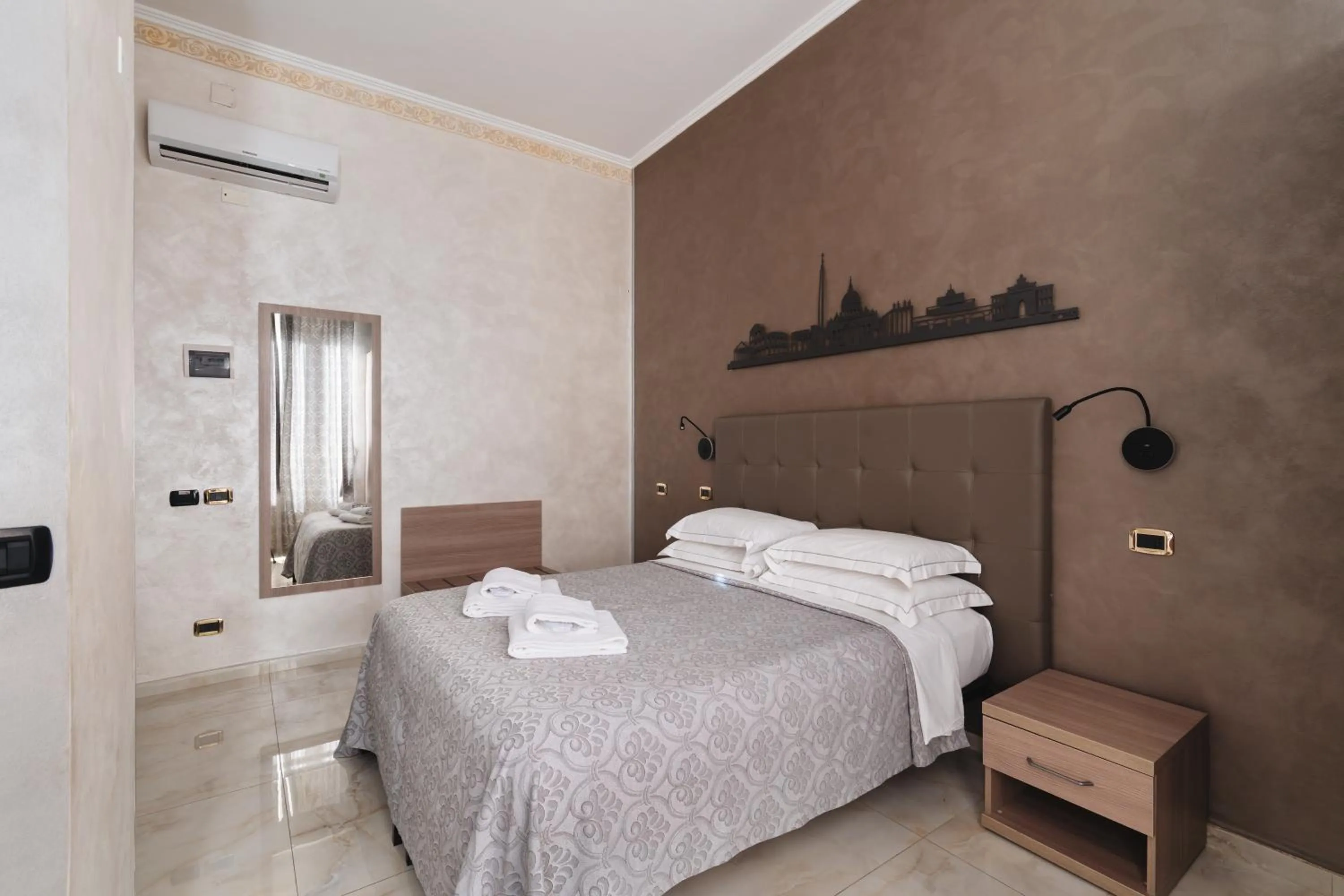 Photo of the whole room, Bed in Hotel Centro Cavour Roma