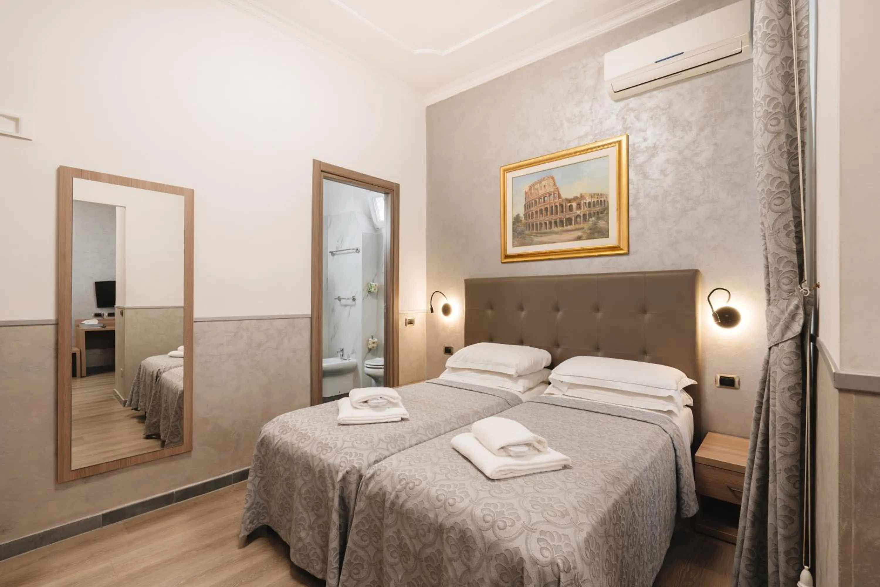 Photo of the whole room, Bed in Hotel Centro Cavour Roma