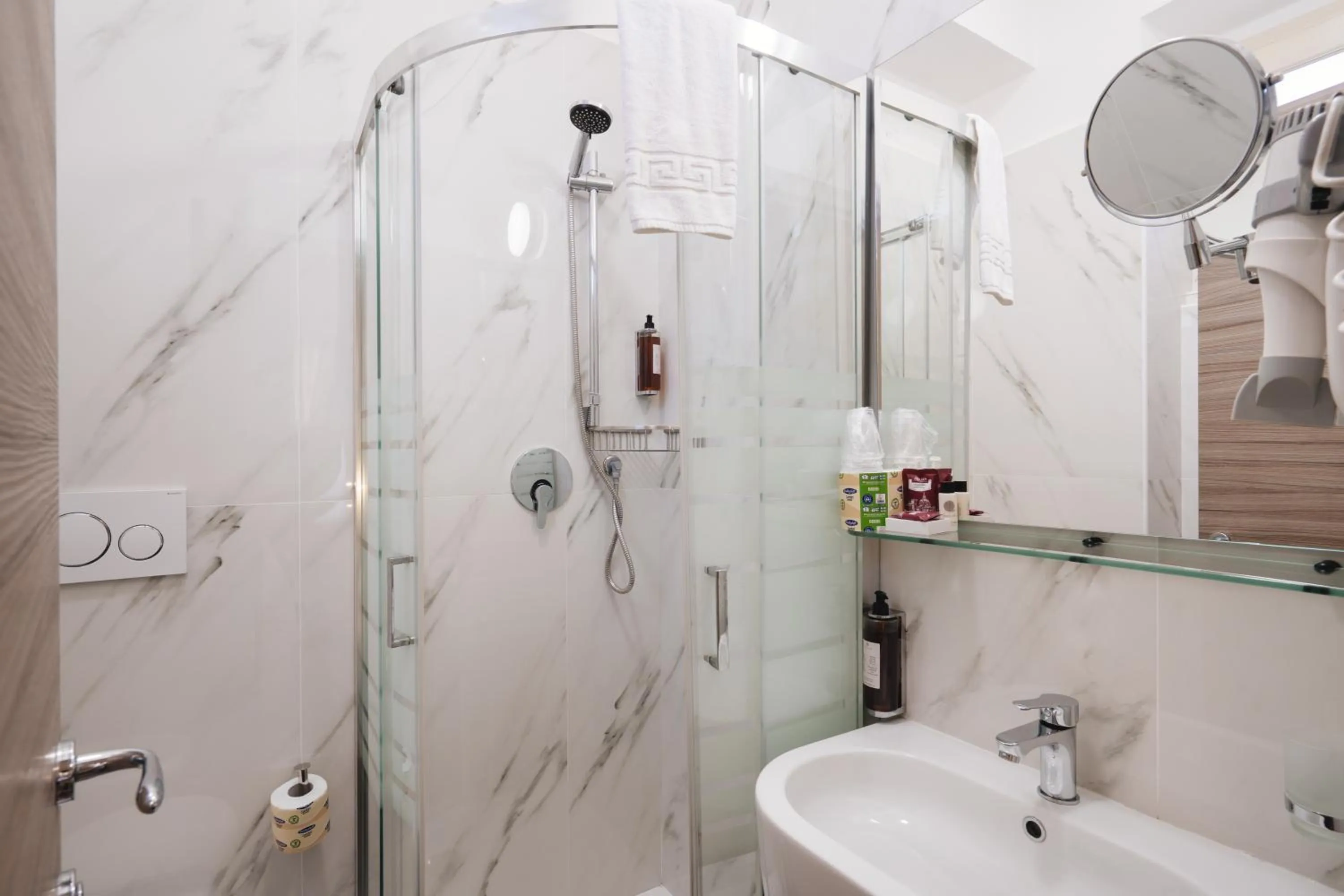 Shower in Hotel Centro Cavour Roma