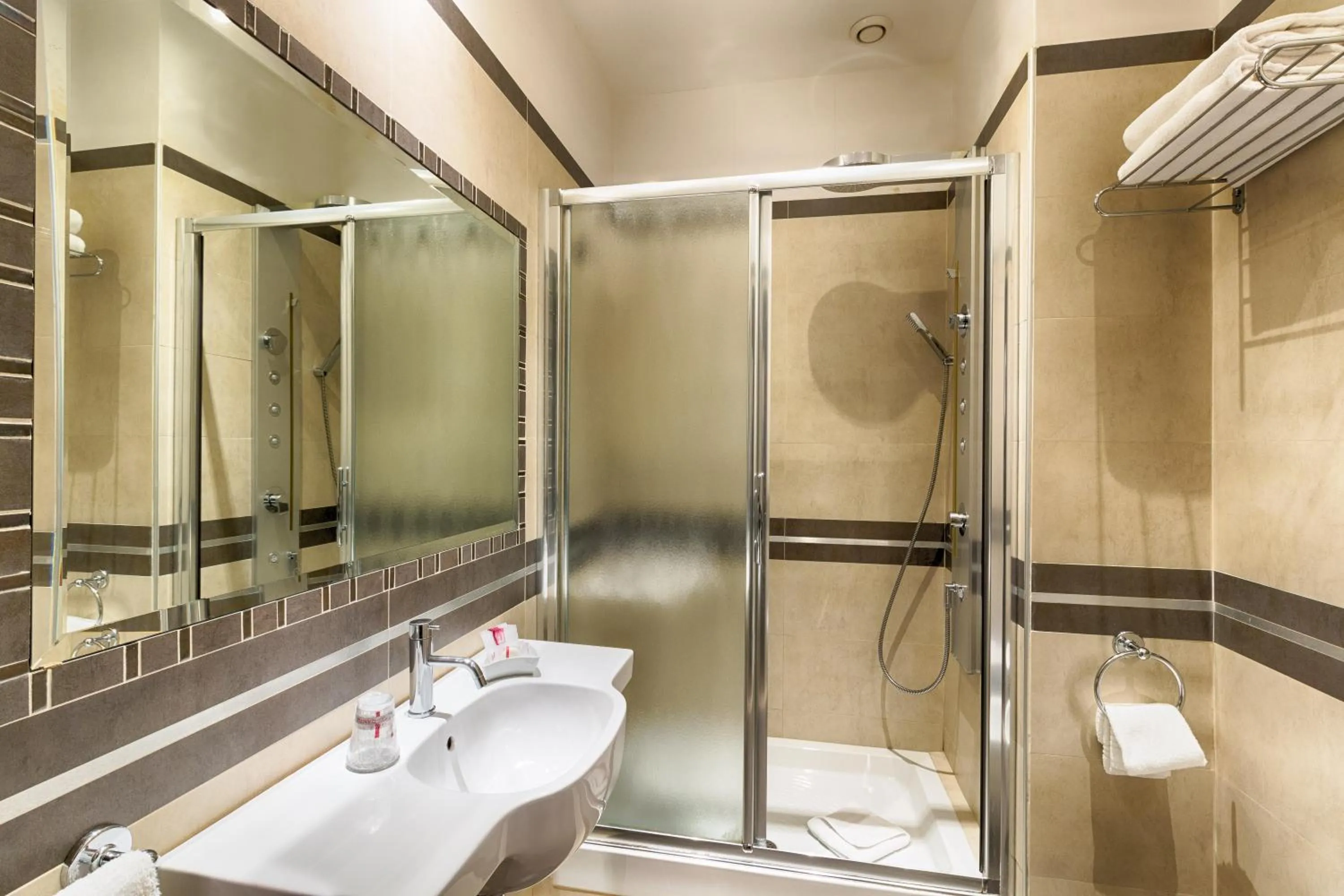 Bathroom in Hotel Raganelli