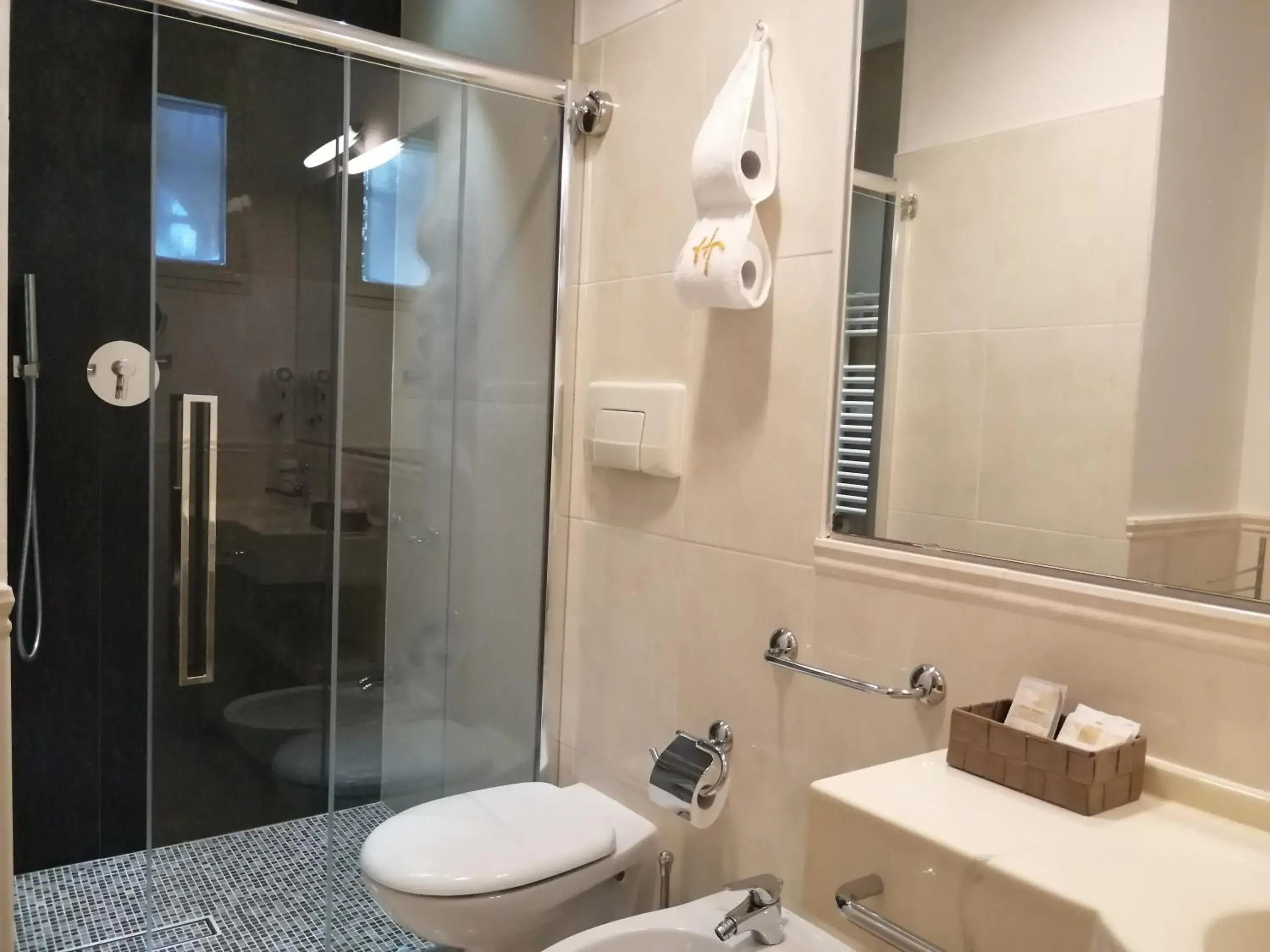 Shower, Bathroom in Hotel Hamiltown