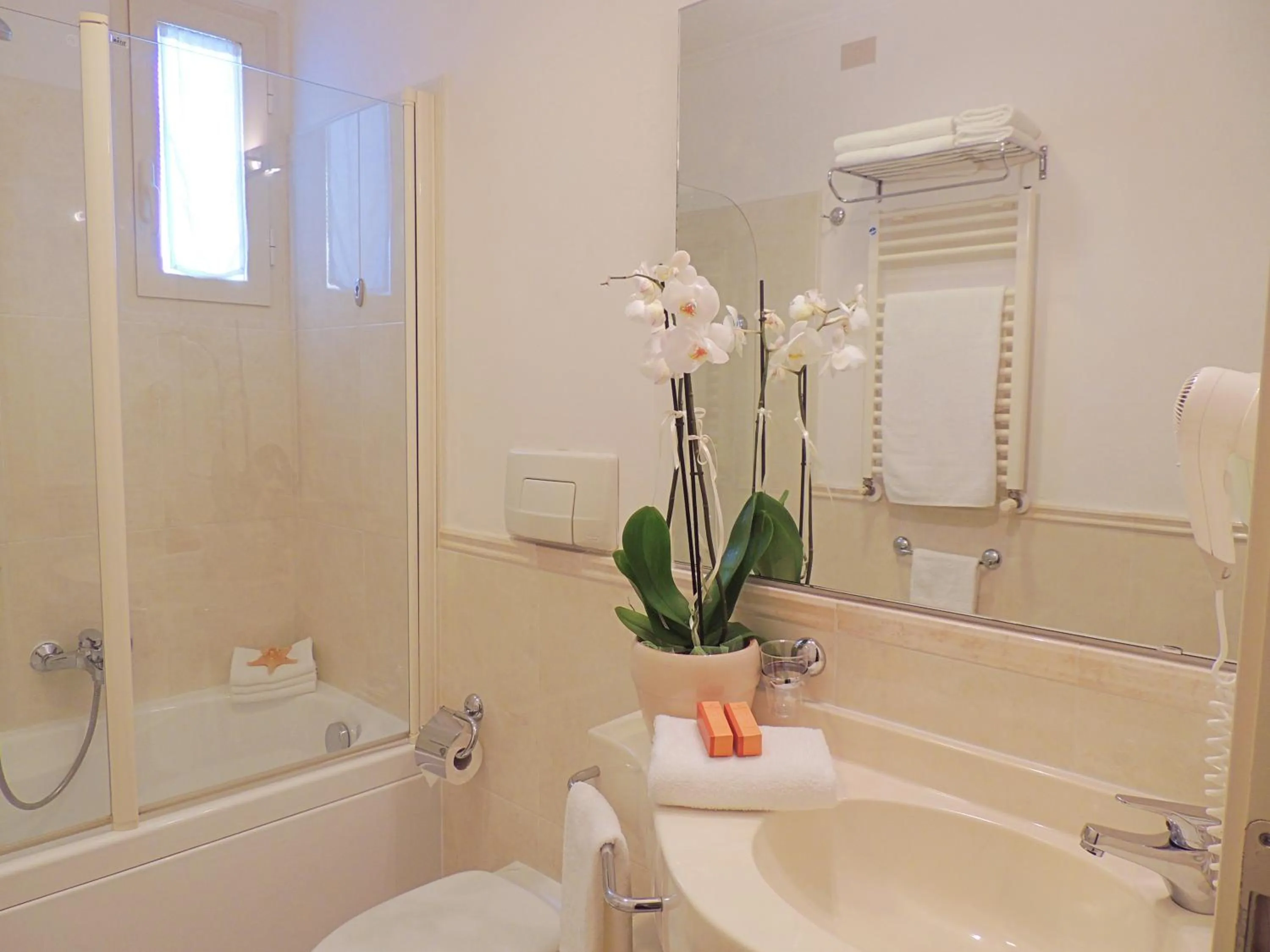 Bathroom in Hotel HamilTown