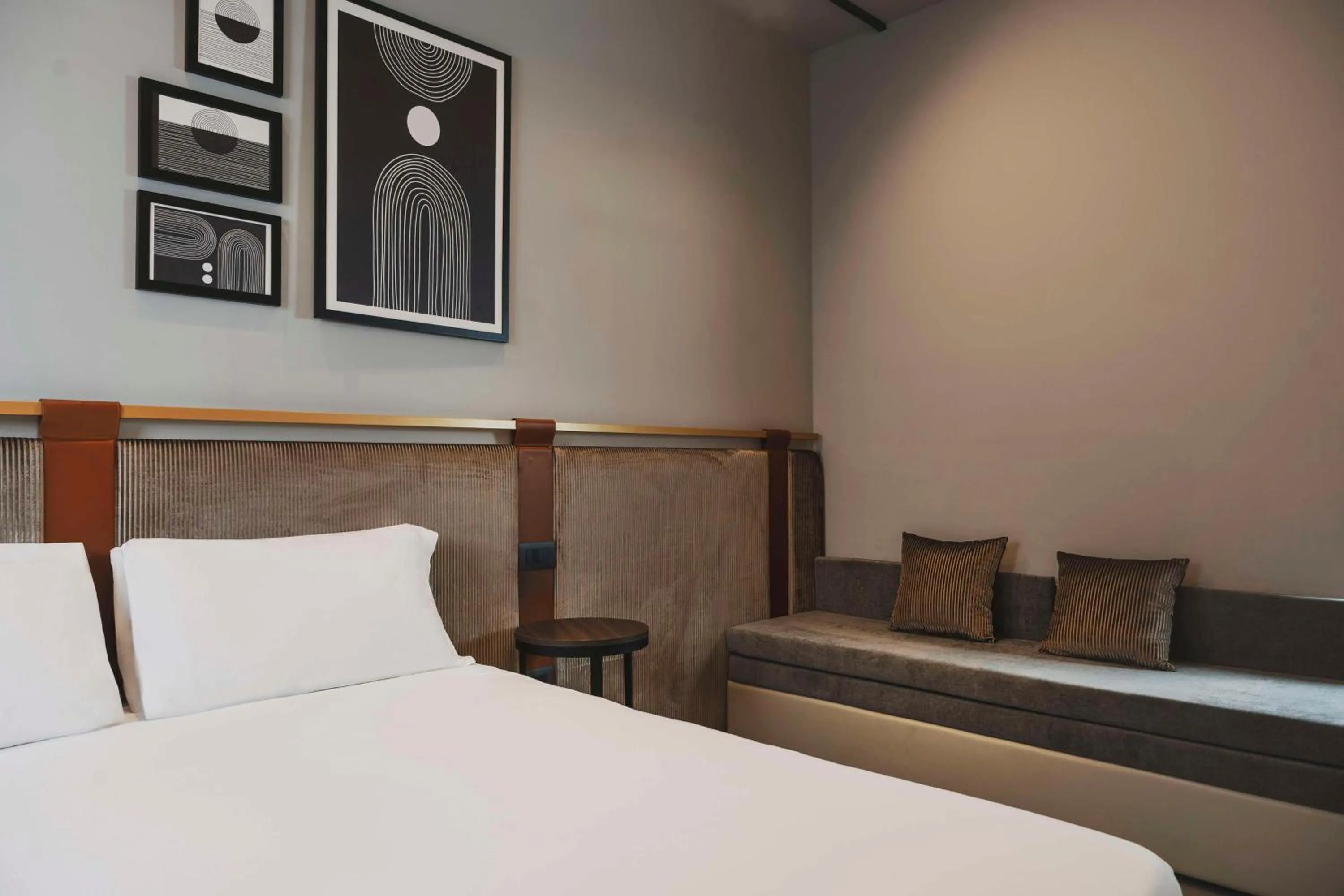 Living room, Bed in Hilton Garden Inn Bologna North